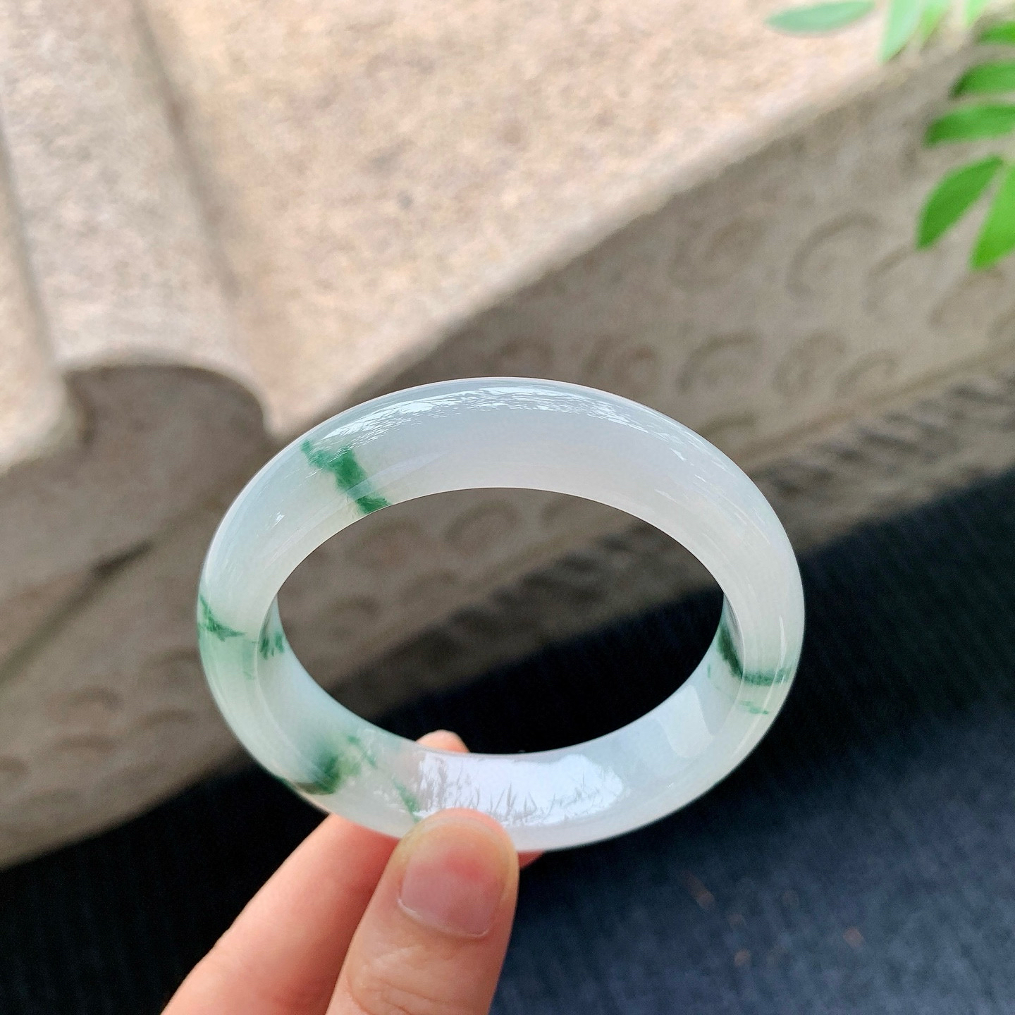 正圈53 54
【圈口】54/13.5/8.1
【描述】糯冰飘花，水润，种老，细腻，无纹裂！