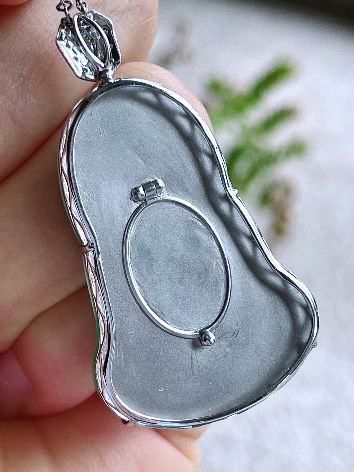 【镶嵌】高冰晴绿观音素衣观音吊坠  
【说明】缅料 18k金镶嵌 性价比高  
【整体】48.8-27-7.3
【裸石】40.5-27-5.4