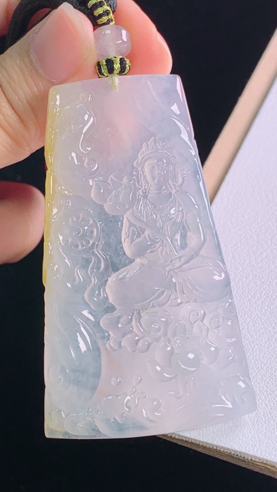 冰黄大势至菩萨
天然黄翡，冰透起光
尺寸:73.2-64.5-38.0-5.0mm