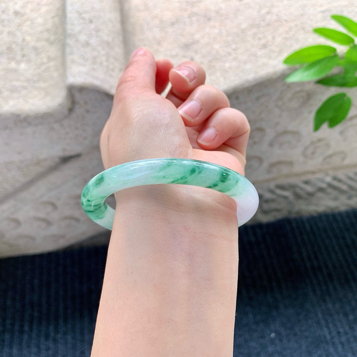 圆条55 56
【圈口】56.1/9/9.4
【描述】细糯飘绿花，水润，种老，细腻，无纹裂！