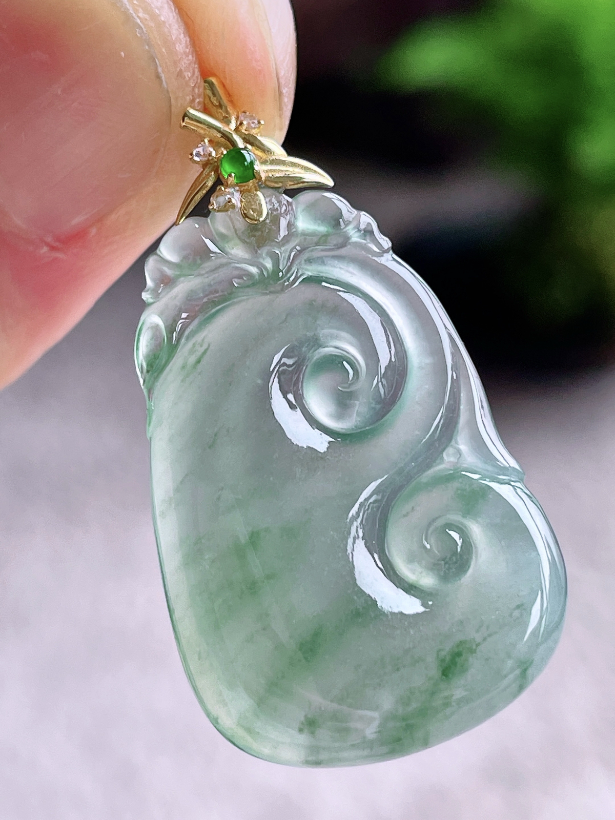 【镶嵌】冰飘花如意吊坠  
【说明】缅料 18k金镶嵌 性价比高  
【整体】34.5
【裸石】27.6-19-4.8