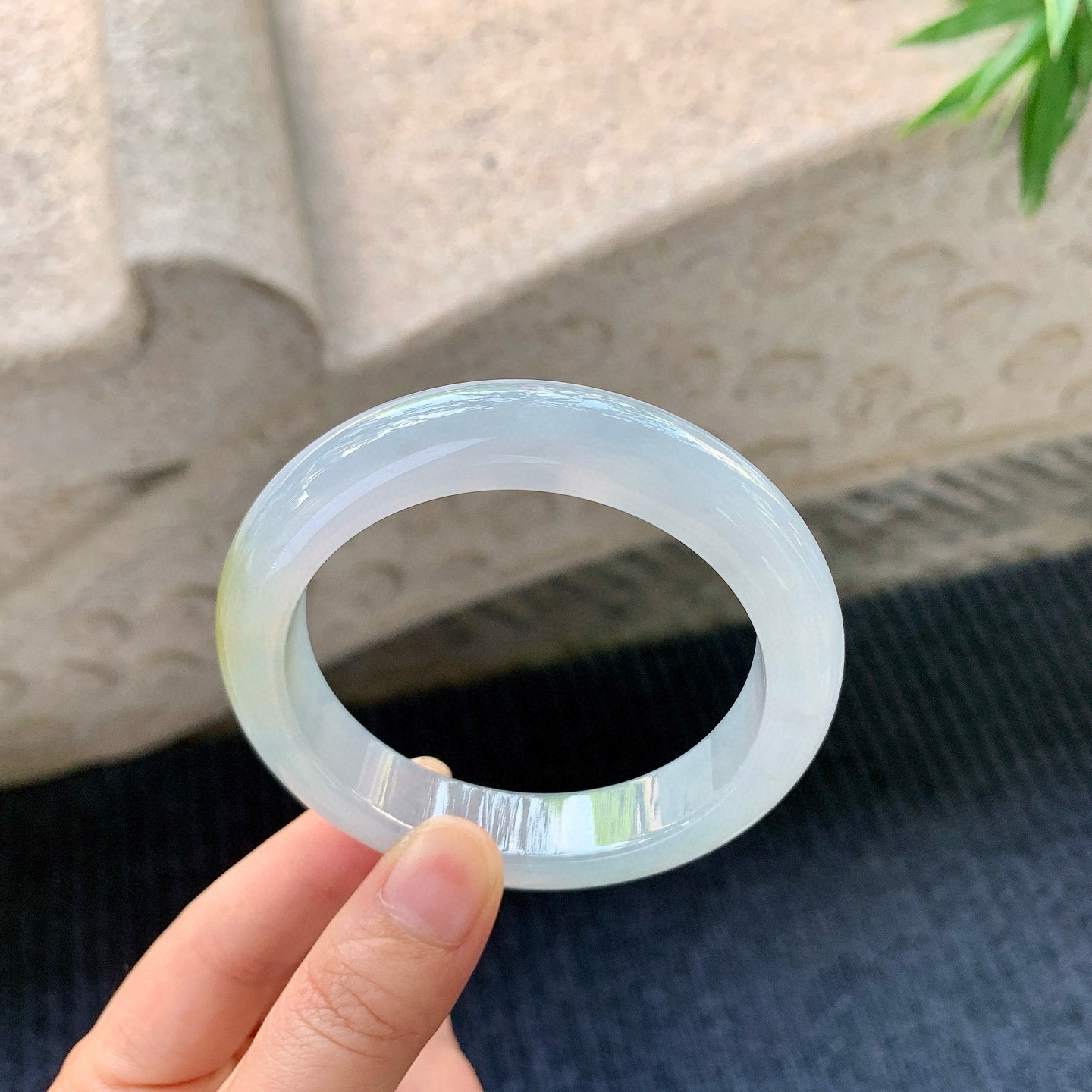 正圈55 56
【圈口】56.2/12.7/9.1
【描述】冰糯飘黄翡，水润，种老，细腻，无纹裂！