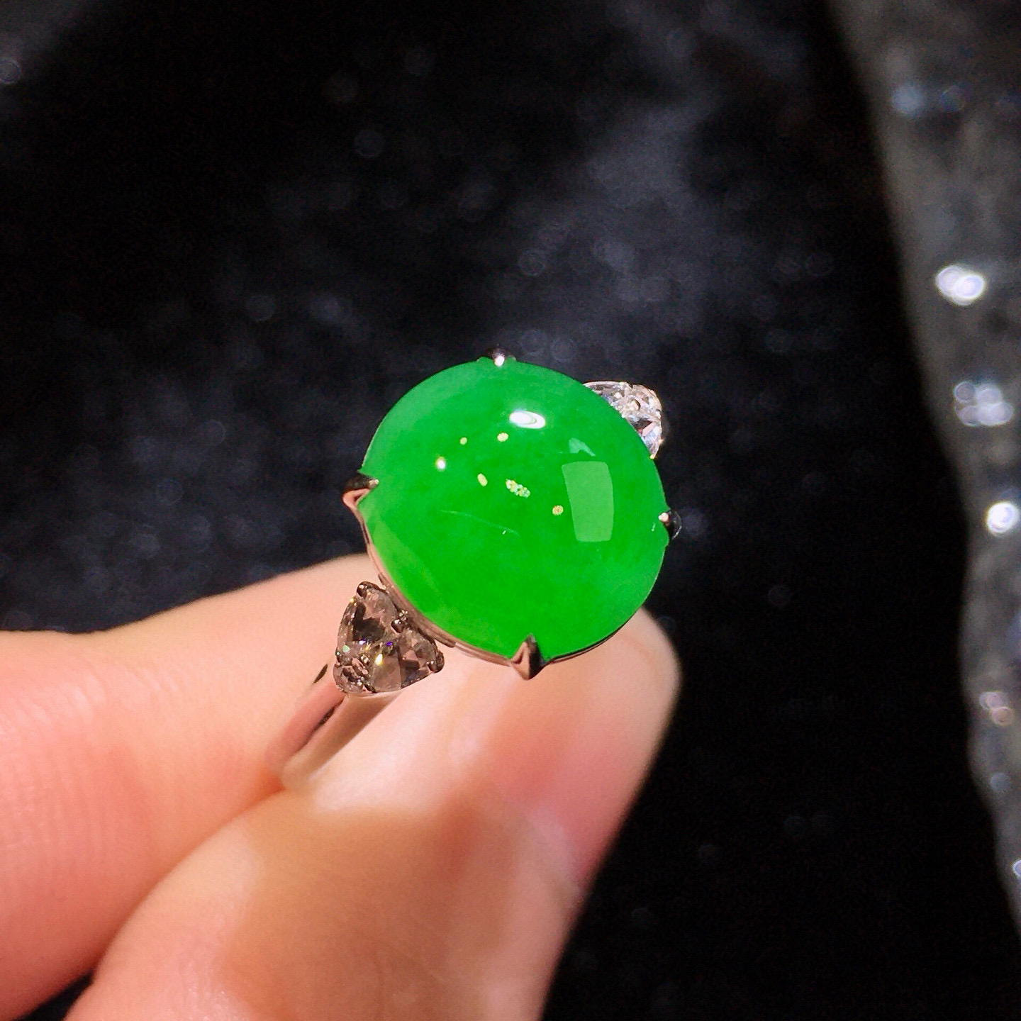 18K金镶嵌缅甸满绿翡翠蛋面戒指