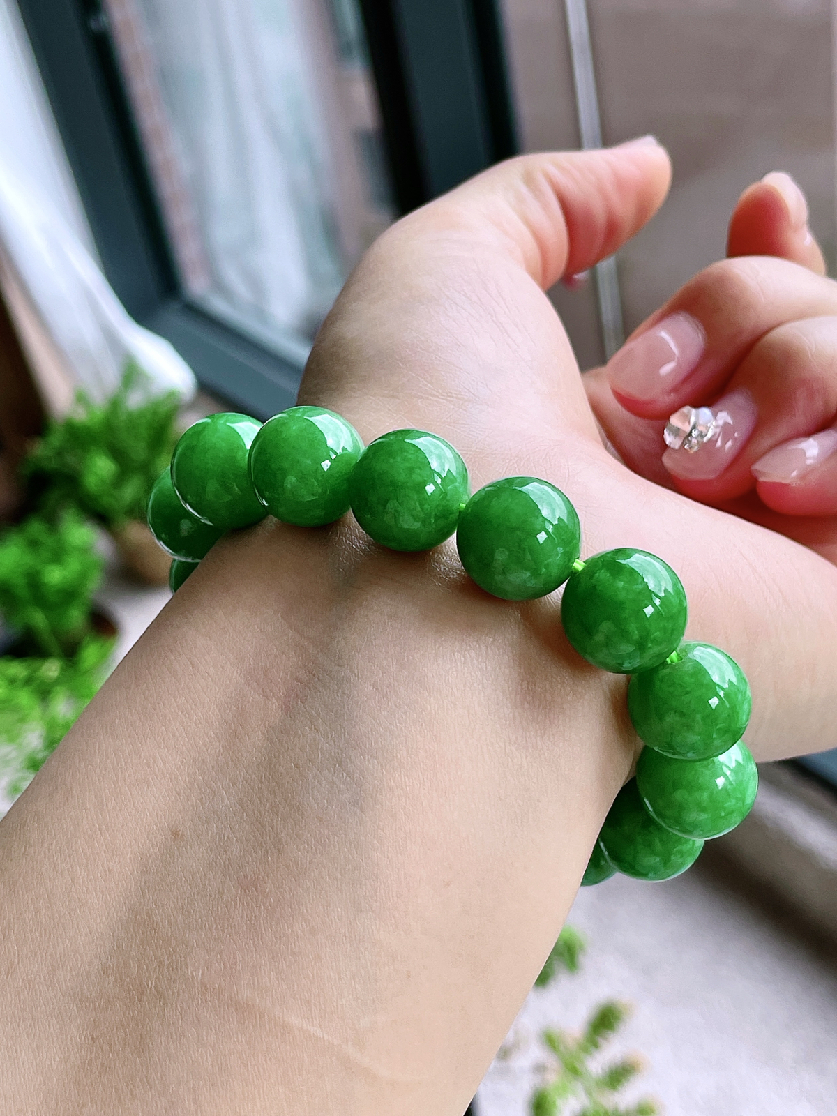 【珠子】冰阳绿手串圆珠珠子手串
【说明】缅料 性价比高  
【尺寸】14.4mm