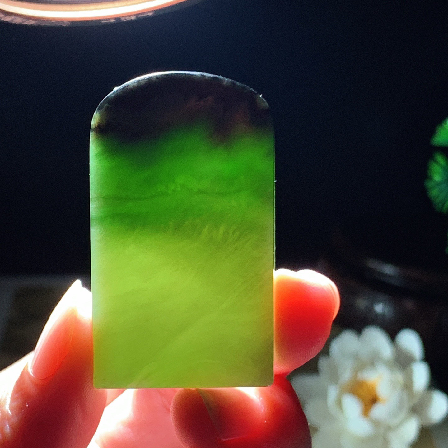 和田玉俄罗斯碧玉平安无事牌挂件。尺寸48/28/8重30.8克 玉质细腻油润。手推出油。品相大气 lt260402