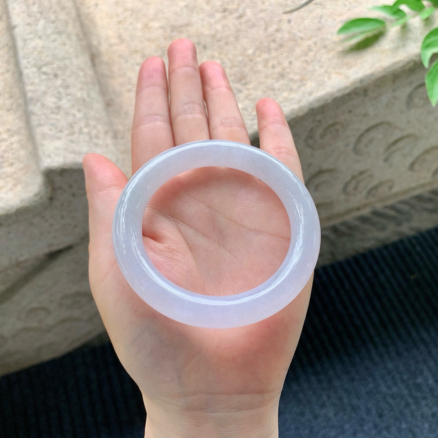 圆条53 54
【圈口】53.8/10.3/10.3
【描述】糯冰淡粉紫，水润，种老，细腻，无纹裂！