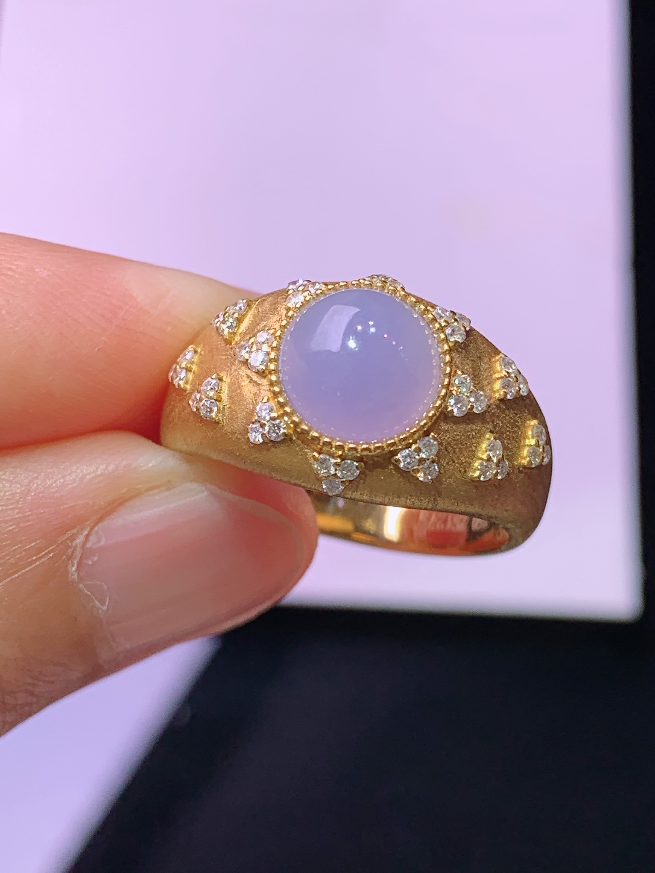18k金钻镶嵌紫罗兰蛋面戒指 玉质细腻 色泽艳丽清新 水润亮眼 圈口14.5 裸石尺寸7.8*3