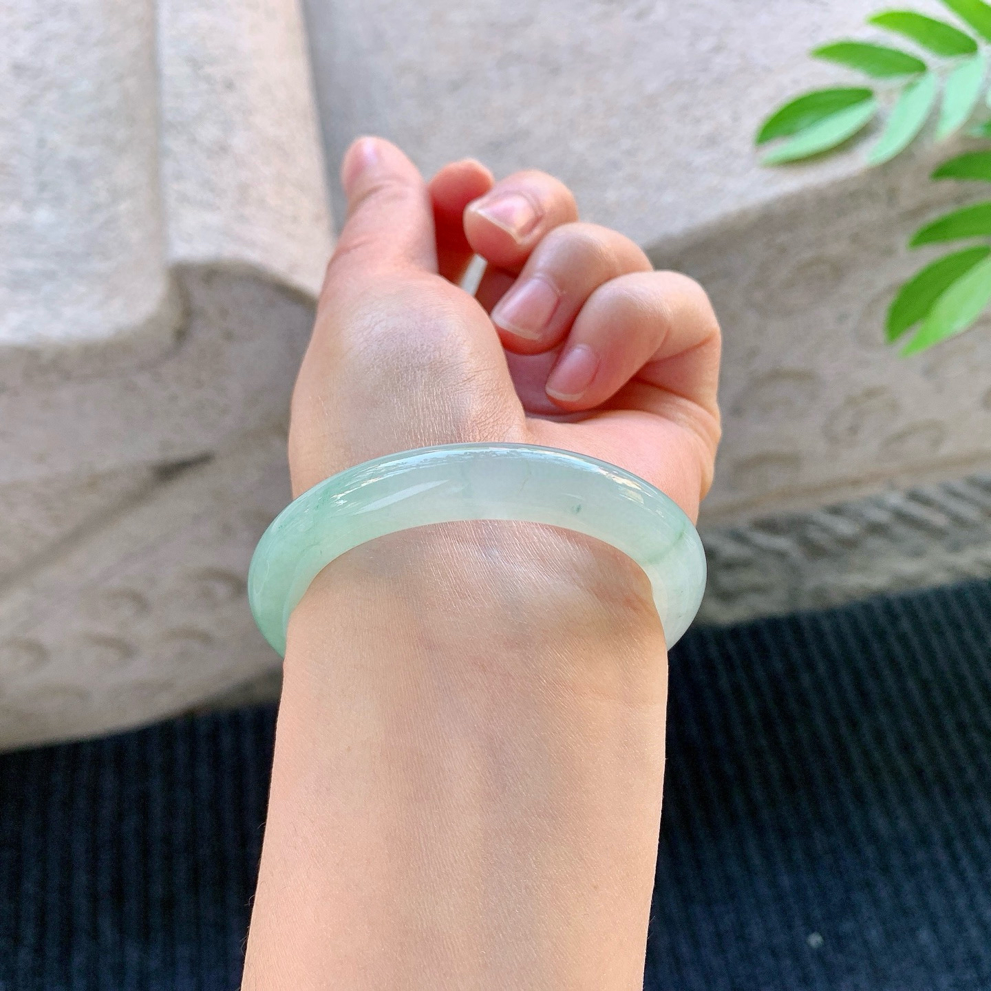 贵妃53 54
【圈口】54/48/9.2/7.4
【描述】糯冰晴绿，水润，种老，细腻，无纹裂！