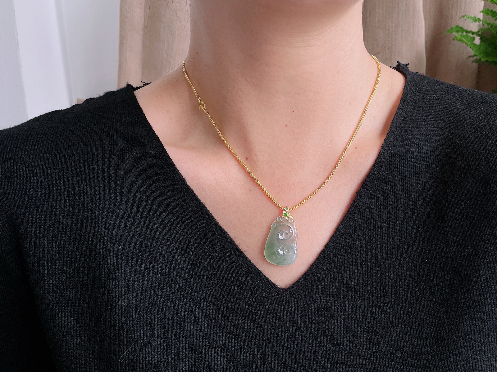 【镶嵌】冰飘花如意吊坠  
【说明】缅料 18k金镶嵌 性价比高  
【整体】34.5
【裸石】27.6-19-4.8