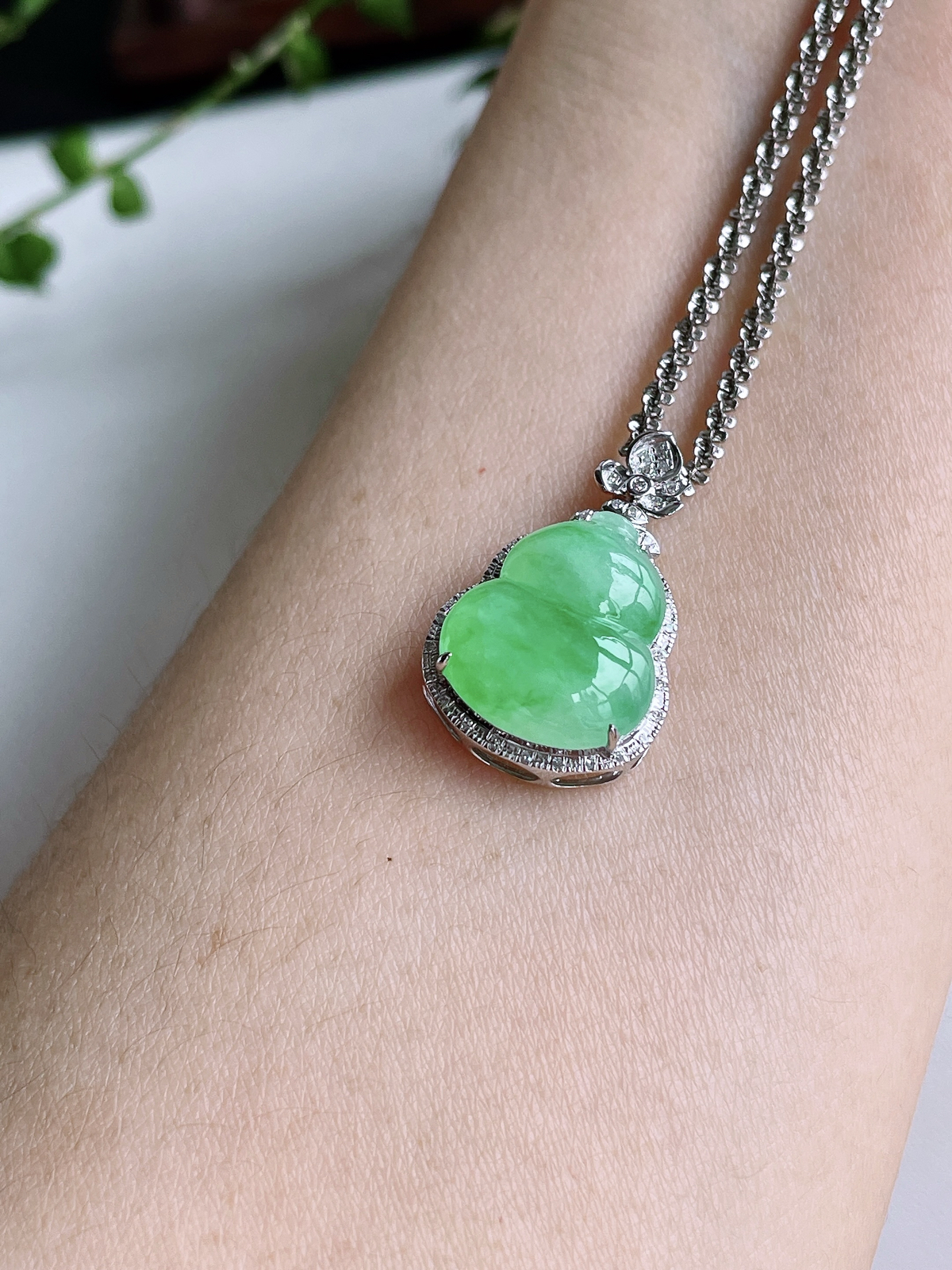 【镶嵌】冰甜绿葫芦吊坠  
【说明】缅料 18k金镶嵌 性价比高  
【整体】24-15-8.2
【裸石】15.2-13-2.7