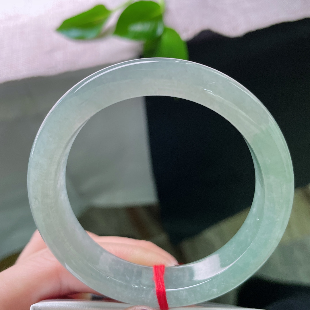 56/12.5/8.5，冰蓝正圈，晶莹剔透，是一种清冷、纯净、又暗藏故事的颜色。，ss50198a