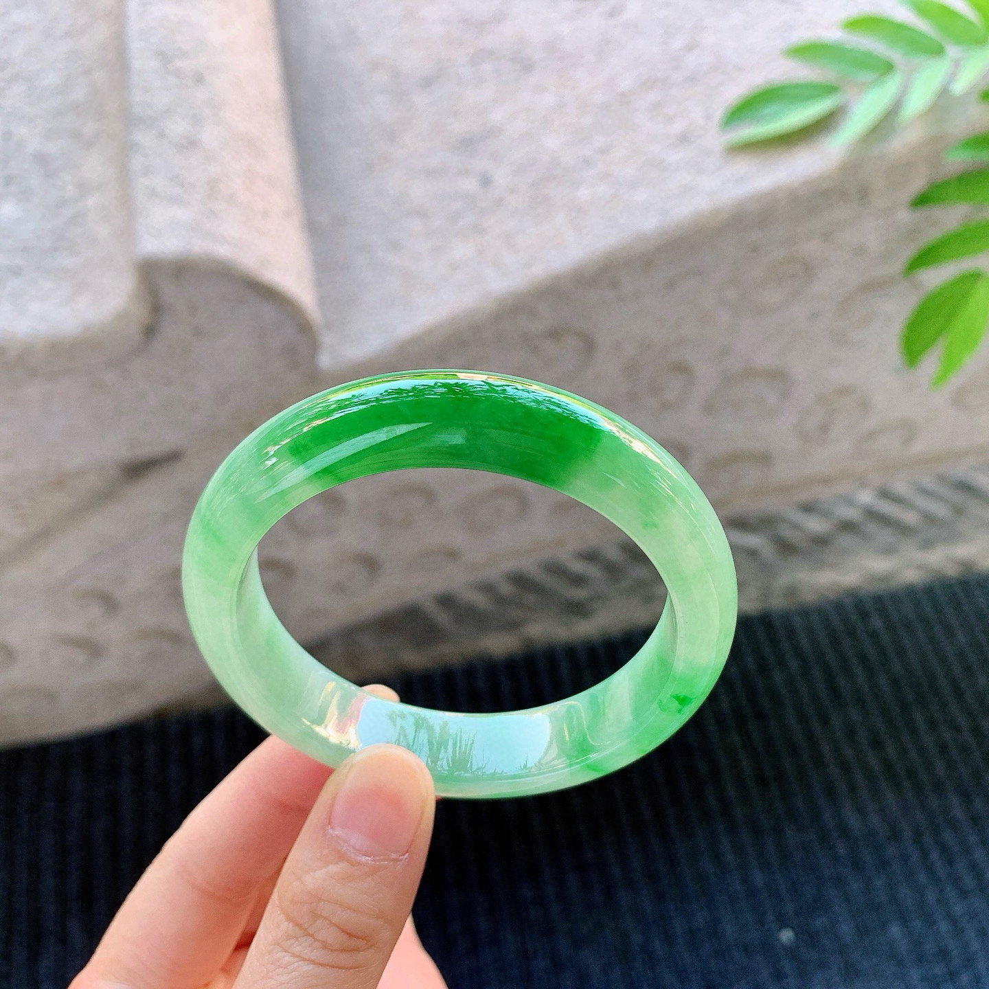 正圈55 56
【圈口】56.8/13/8.4
【描述】冰糯辣绿，水润，种老，细腻，无纹裂！