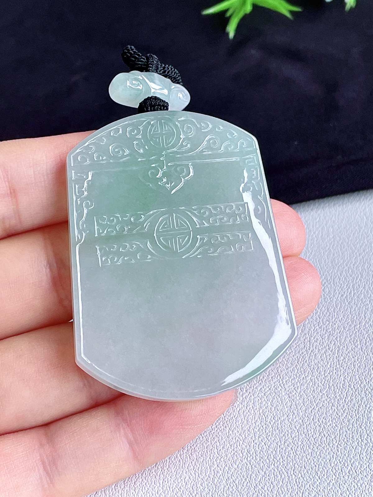 冰飘花仿古牌无事牌吊坠
【说明】缅料 完美 性价比高  
【尺寸】55.8-41.7-5.6