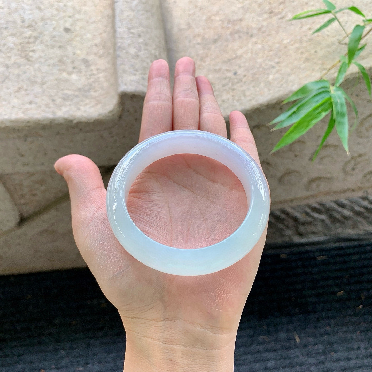 正圈54 55
【圈口】55/12.7/8.8
【描述】冰淡椿彩，水润，种老，细腻，无纹裂！