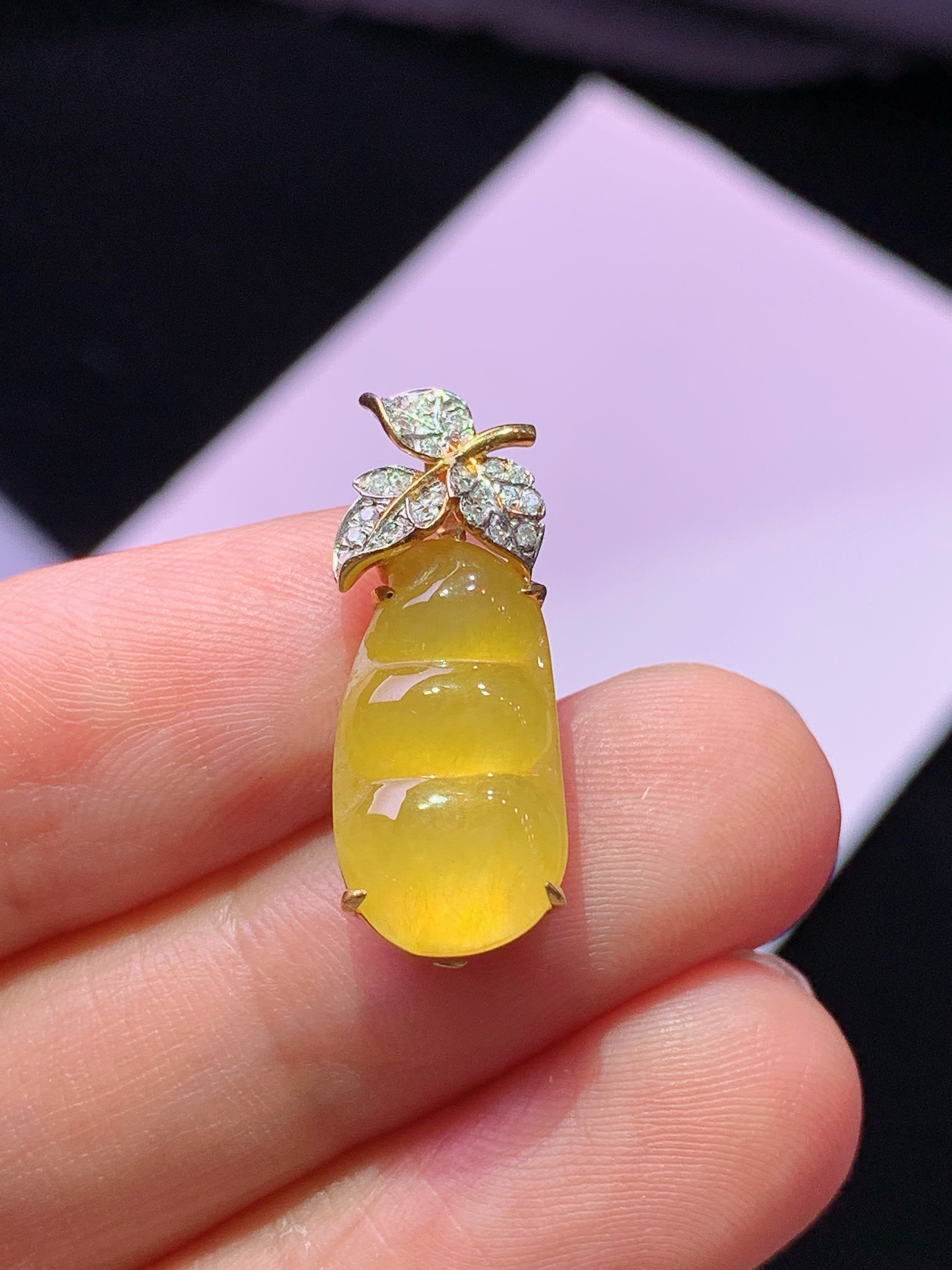 18k金钻镶嵌黄翡四季豆吊坠 玉质细腻 色泽艳丽清新 水润亮眼 整体尺寸22.6*8.8*6m5