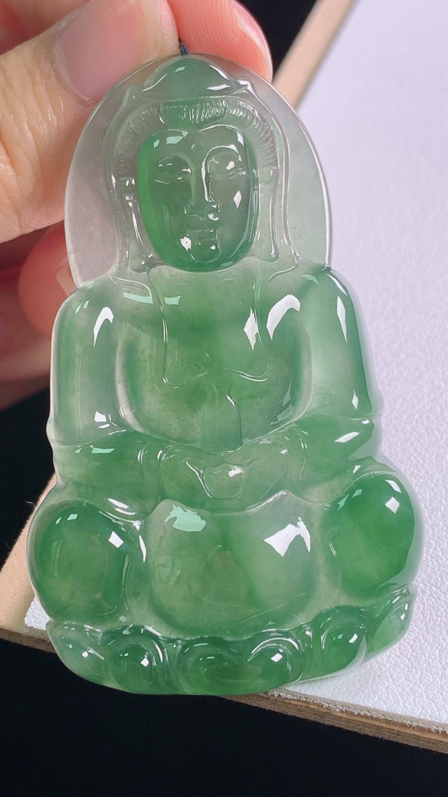 冰晴观音
种色俱佳，水润细腻
尺寸:61.7-38.6-6.1mm