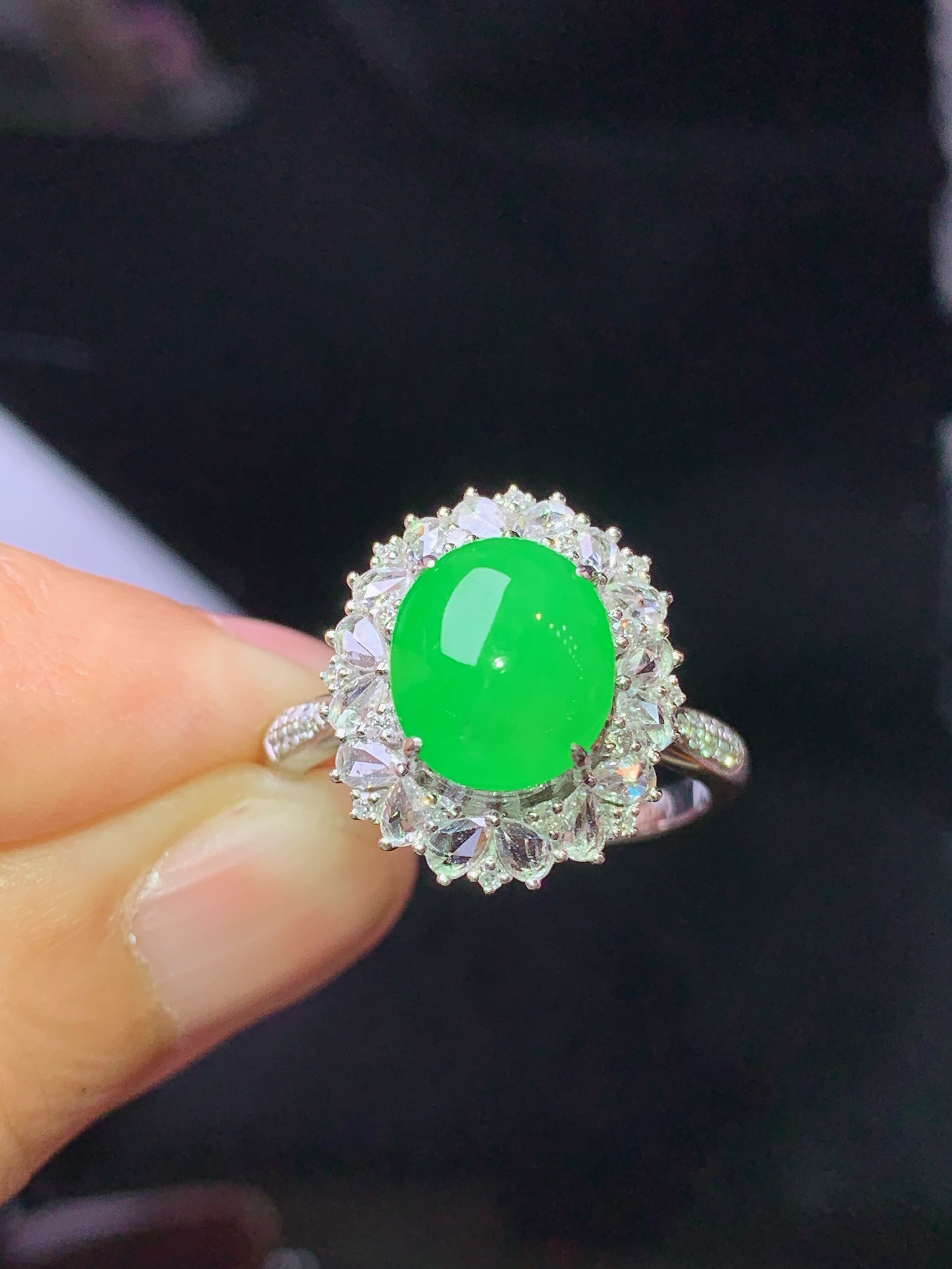 18k金钻镶嵌翠绿蛋面膜戒指 玉质细腻 色泽艳丽清新 水润亮眼 圈口13 整体尺寸16.3*13.5