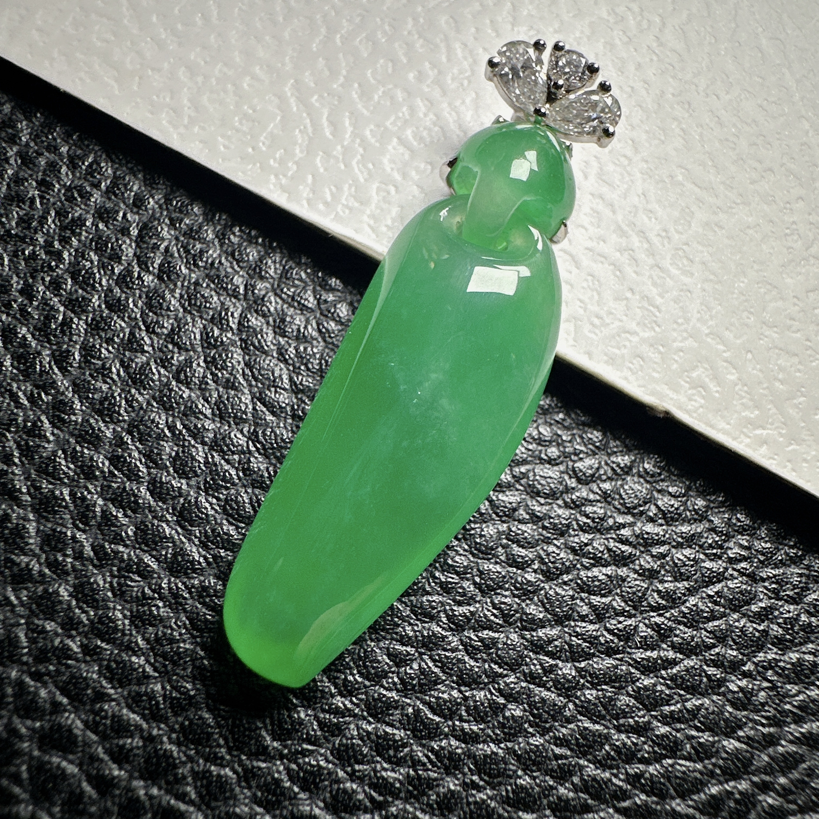 【冰种满绿福瓜吊坠】种水上乘，晶莹剔透，纯净通透，18k金钻精美镶嵌，裸石尺寸34*11*6.6毫米