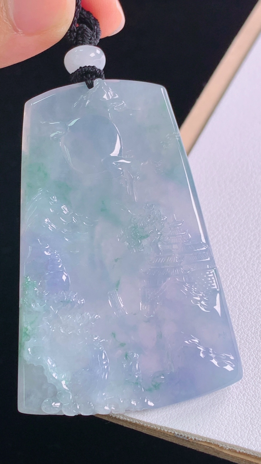 冰紫山水牌
紫气东来，底子细腻
尺寸:66.5-60.1-40.1-5.7mm