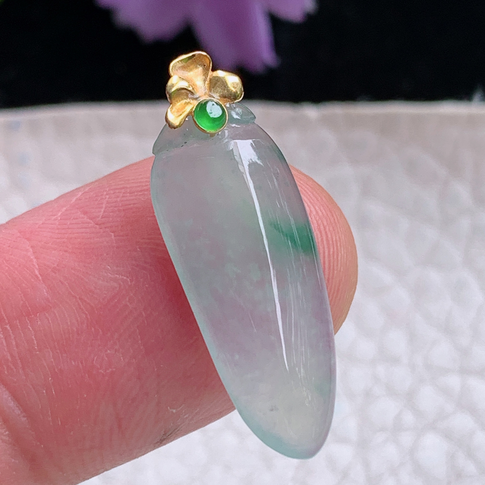 zz3实拍连金26.6*9.6*3缅甸翡翠冰透飘花精美小福瓜小吊坠 镶金锁骨坠