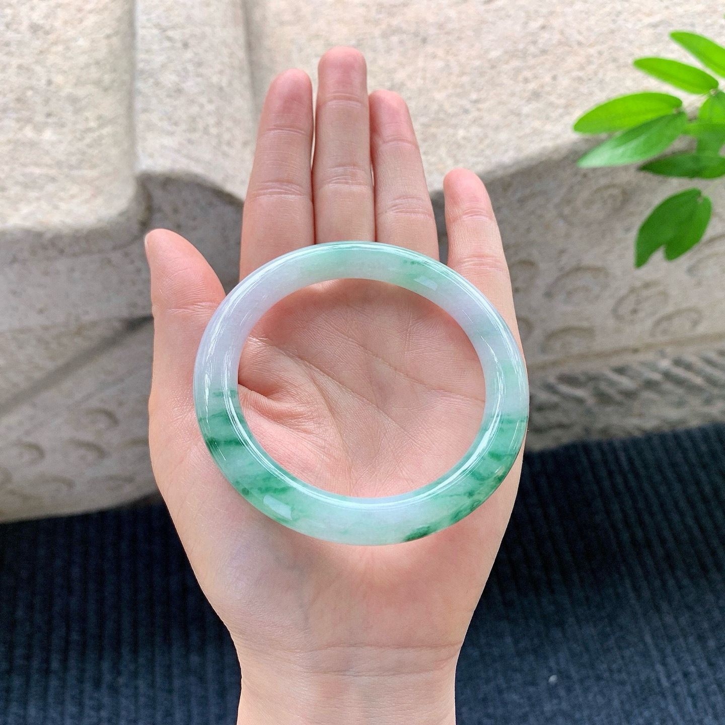 圆条55 56
【圈口】56.1/9/9.4
【描述】细糯飘绿花，水润，种老，细腻，无纹裂！