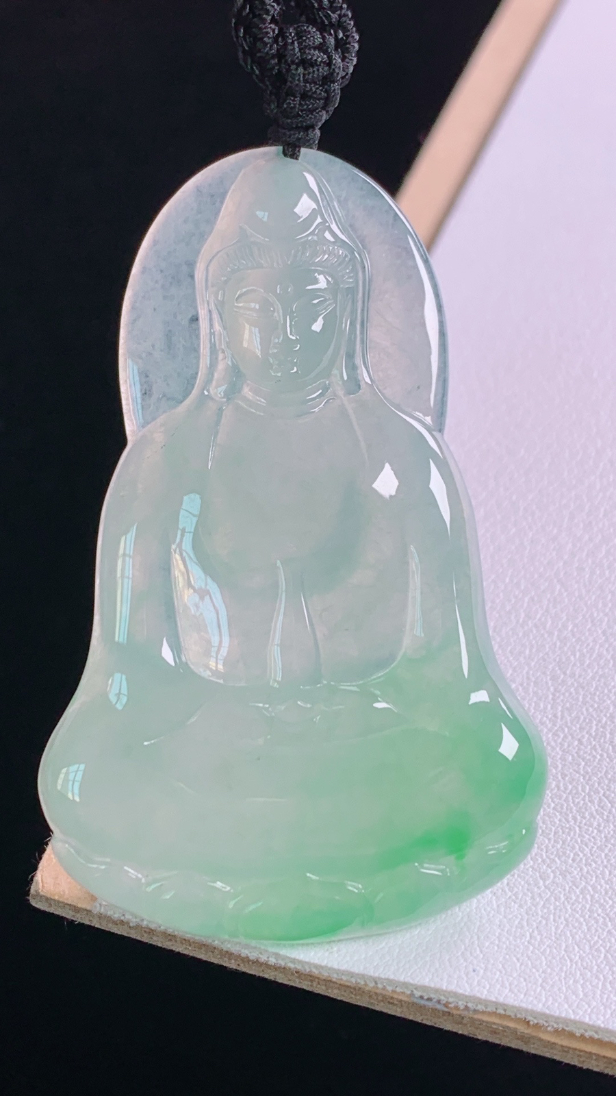 冰飘绿观音
翠色灵动，冰透起光
尺寸:55.0-35.4-5.3mm