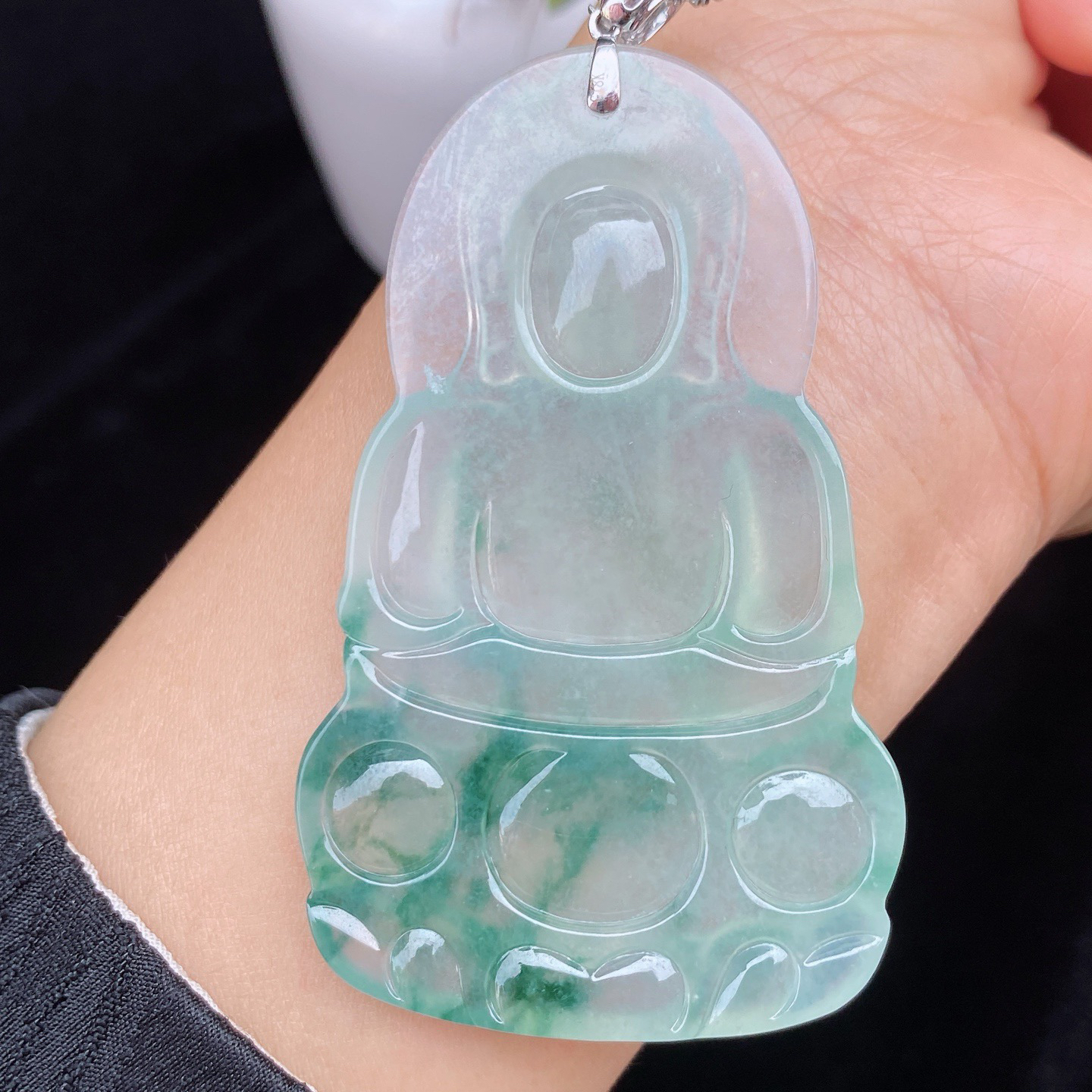 冰飘花观音吊坠 
冰透种好 飘蓝绿花
饱满厚装 雕工精细
18k金镶嵌 高性价比‼️
尺寸如图一  实物更美～