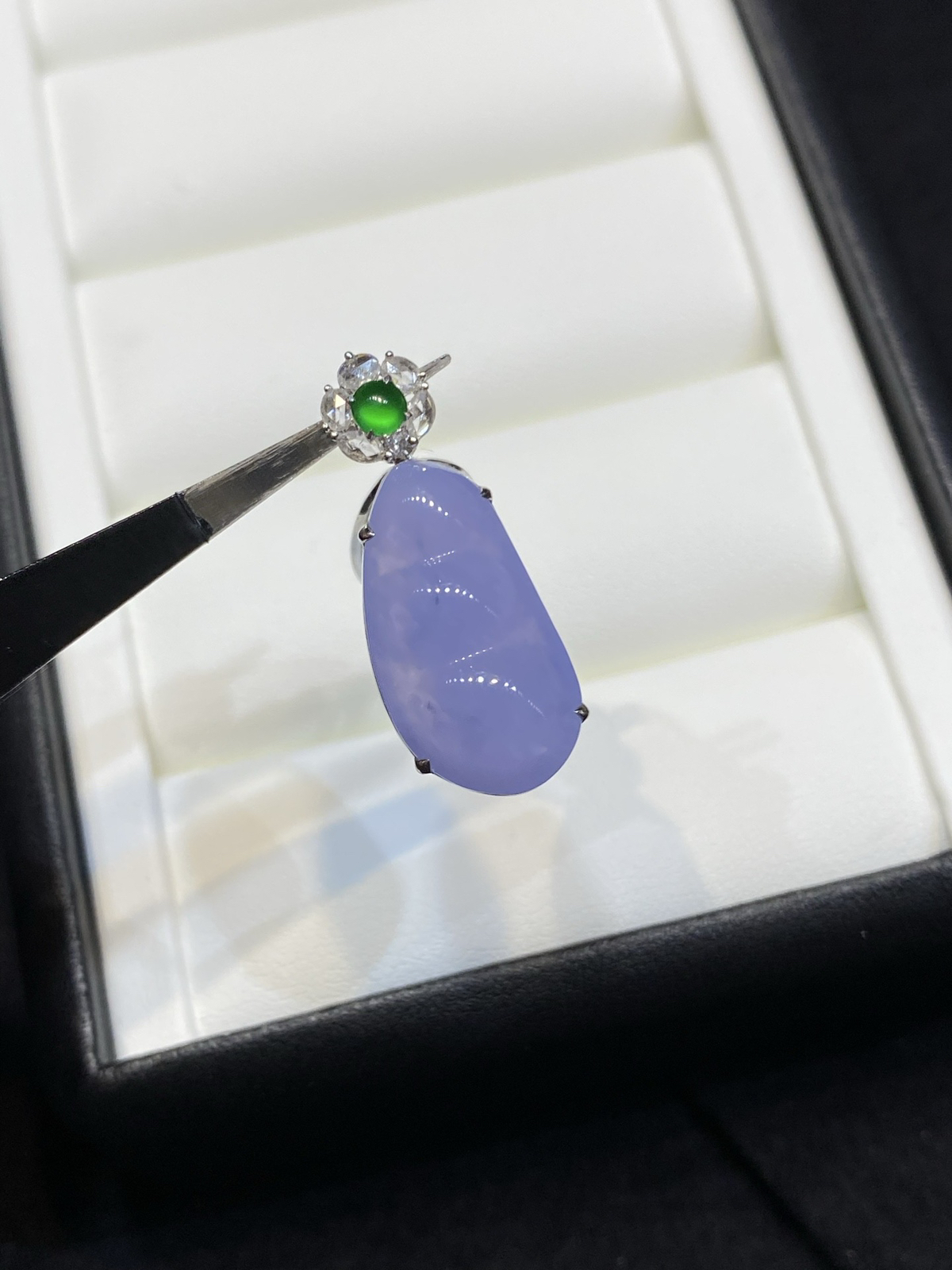 紫罗兰 高冰 简镶 全开窗 福豆 18k

整体尺寸28-11.1-9.6