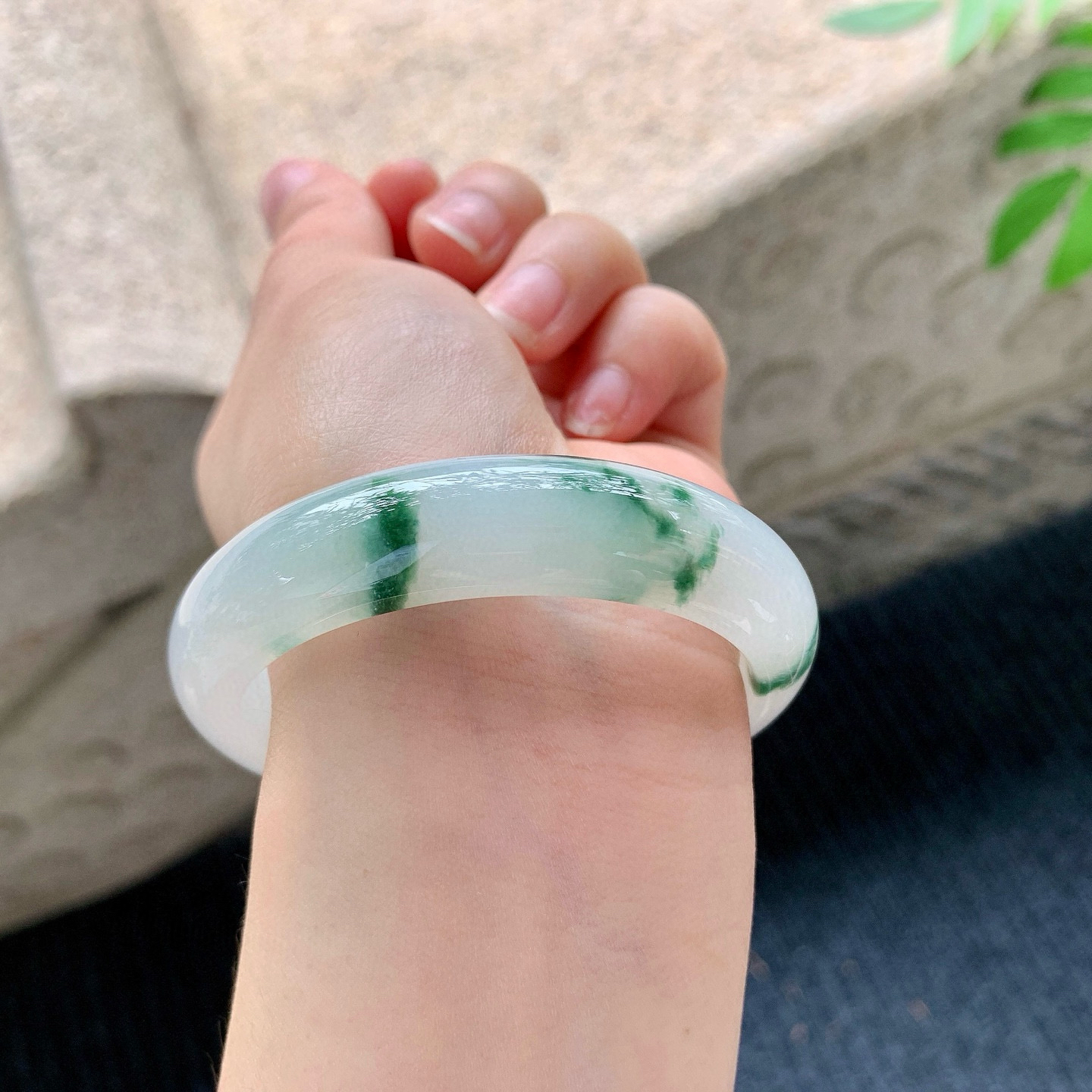 正圈53 54
【圈口】54/13.5/8.1
【描述】糯冰飘花，水润，种老，细腻，无纹裂！