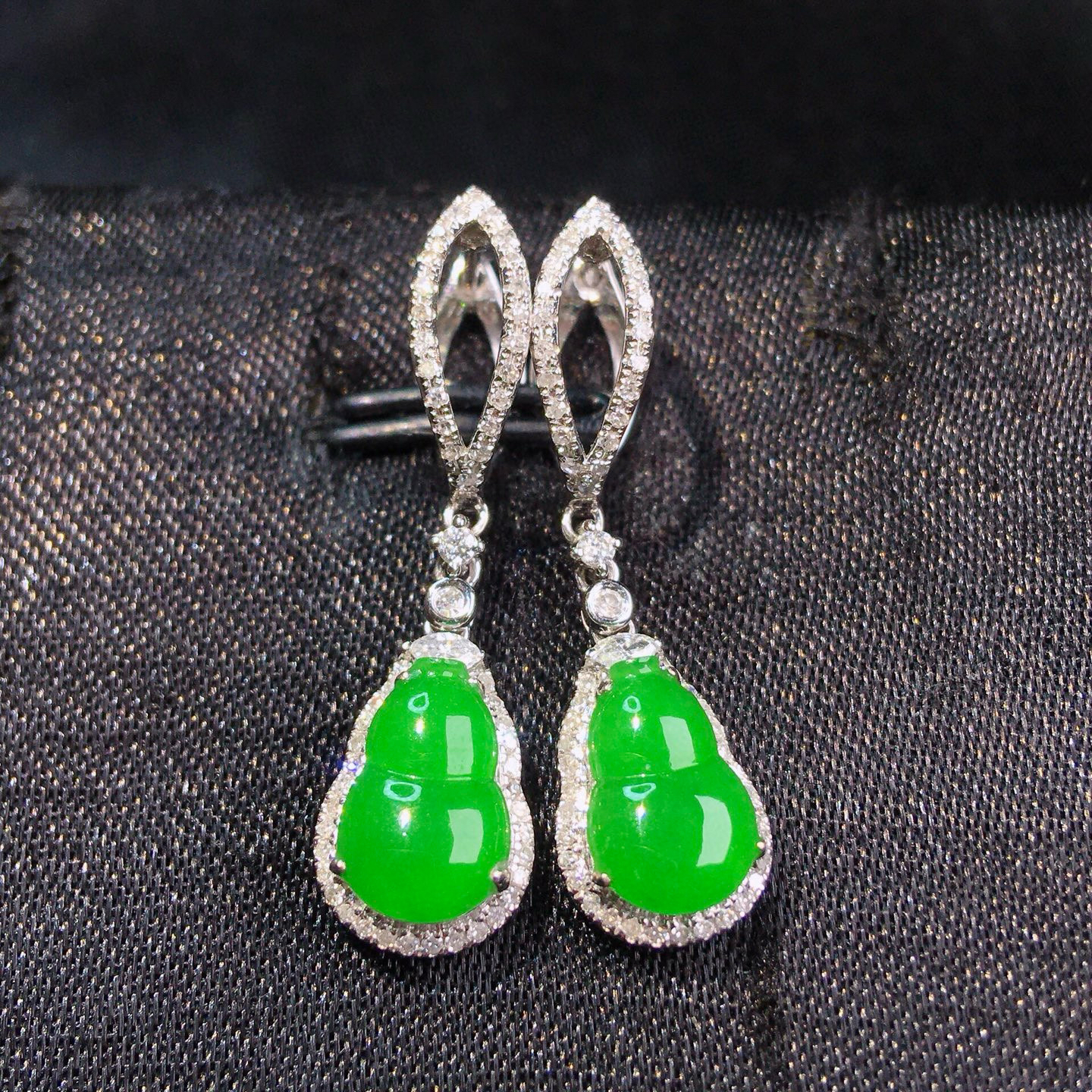 18k金镶嵌翡翠满绿葫芦耳坠