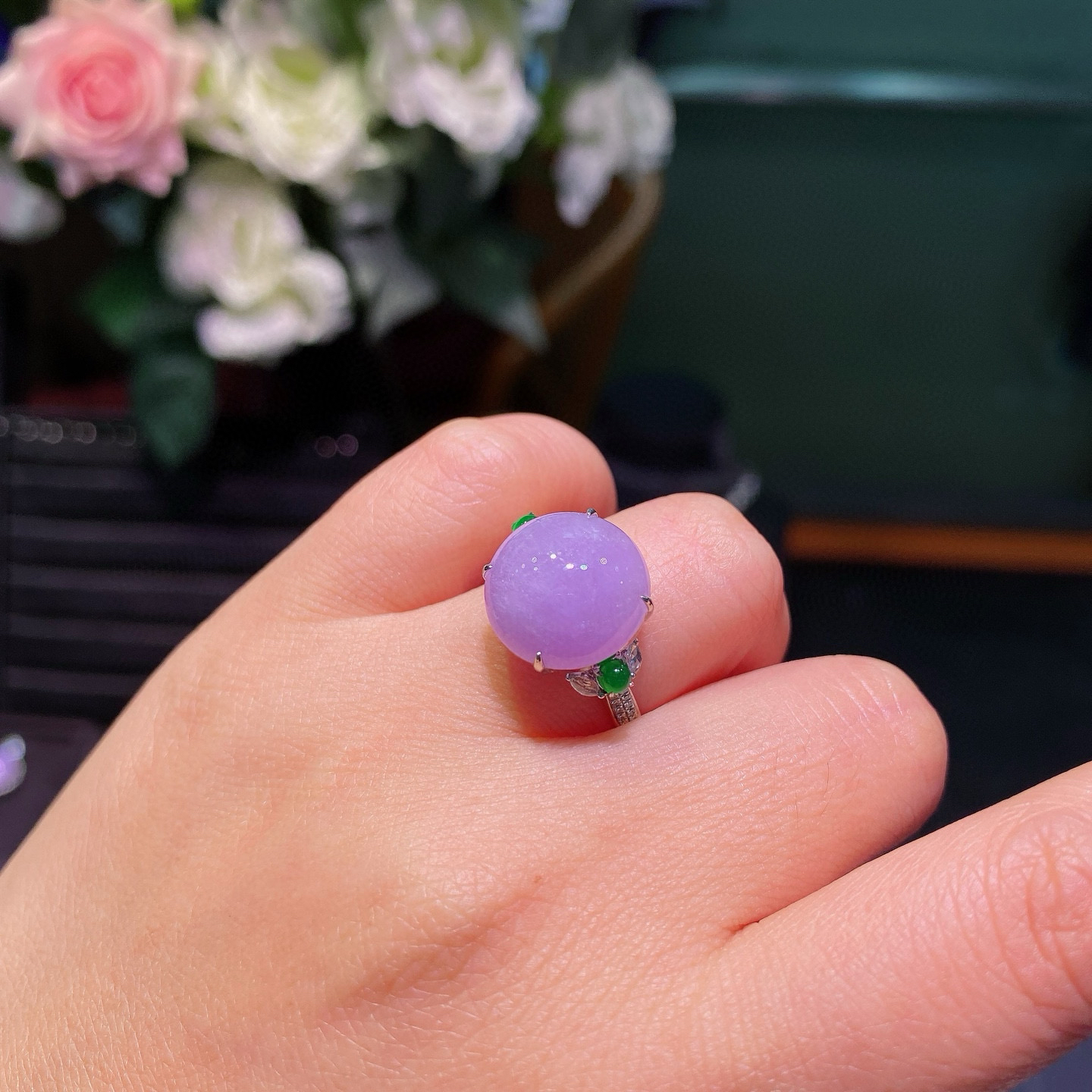 18k金镶嵌紫罗兰蛋面戒指