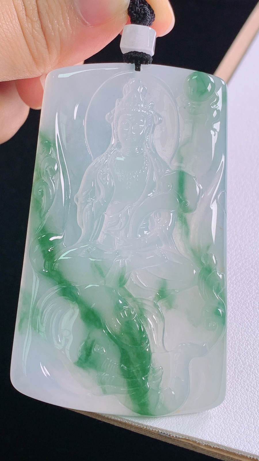 冰飘花普贤菩萨
花色灵动，水润清爽
尺寸:79.9-73.0-44.9-5.7mm