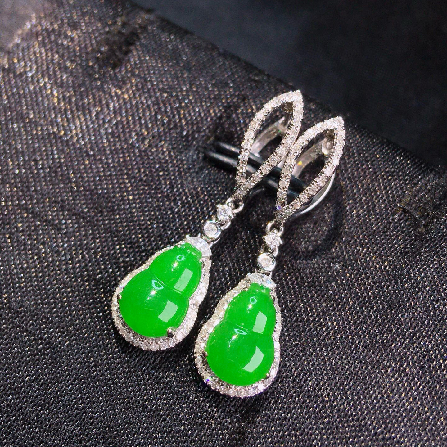 18k金镶嵌翡翠满绿葫芦耳坠