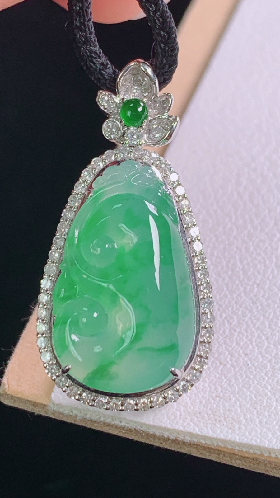 冰飘绿如意吊坠，18K重金镶嵌
翠色鲜浓，光感十足，
尺寸:31.1-15.7-8.8/裸石20.0-12.3-4.9mm 30