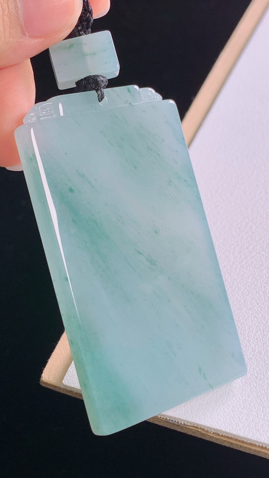 冰飘花仿古牌
花色灵动，水润细腻
尺寸:74.0-63.2-36.1-5.8mm