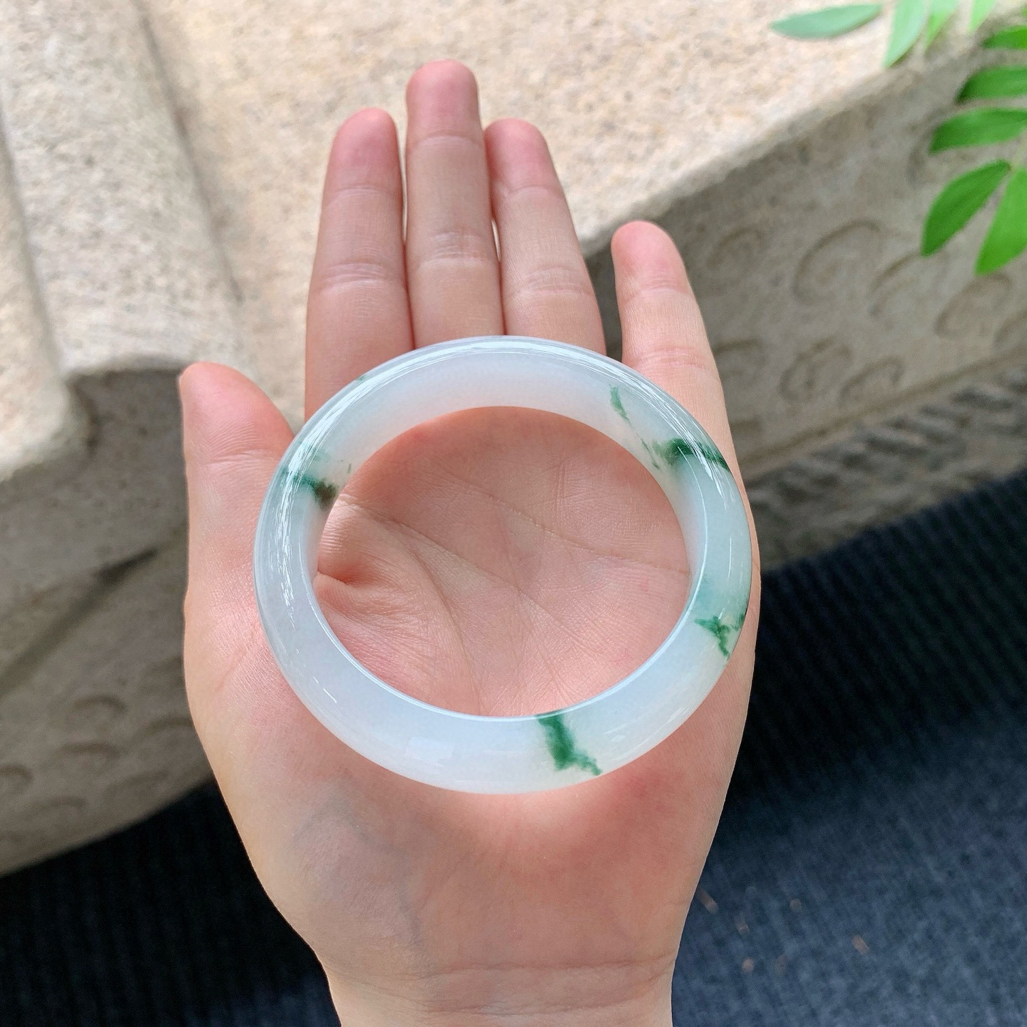 正圈53 54
【圈口】54/13.5/8.1
【描述】糯冰飘花，水润，种老，细腻，无纹裂！