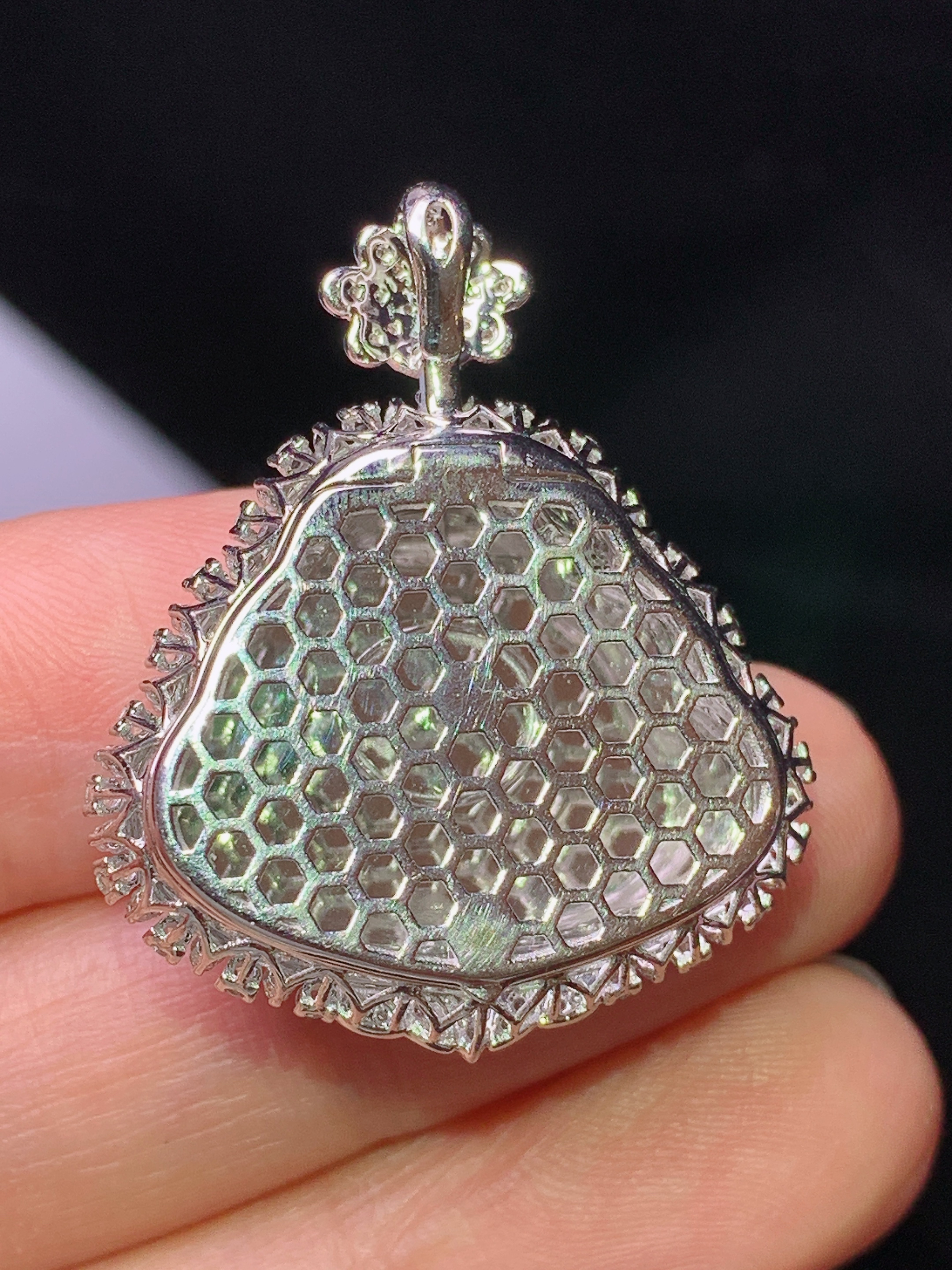 18k金钻镶嵌翠绿佛公吊坠 玉质细腻 色泽艳丽清新 水润亮眼 整体尺寸31.3*26.5*9.8k1