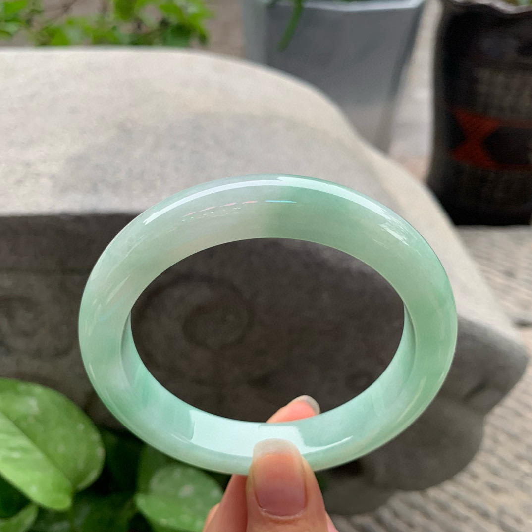 大圈口 63.5-12.4-10    冰果绿正圈手镯。 一丝棉