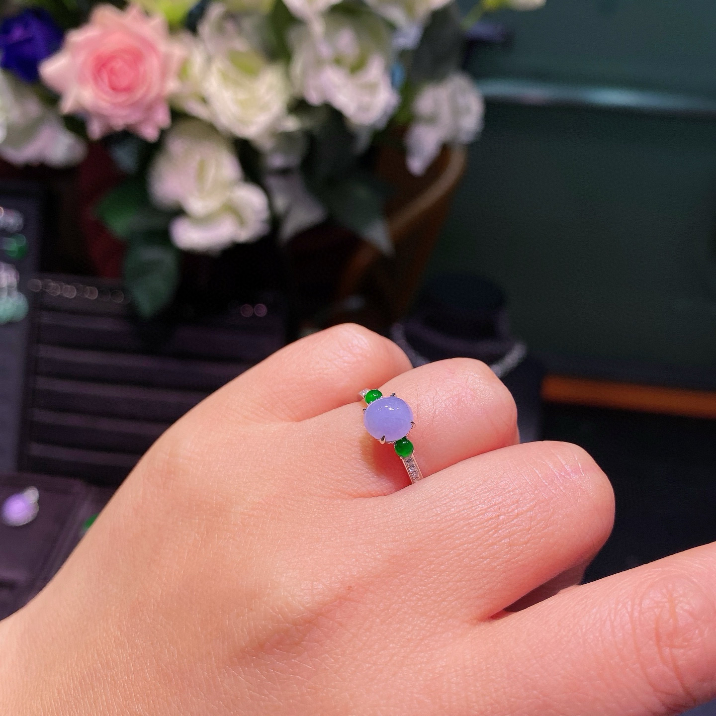 18K金镶嵌紫罗兰蛋面戒指