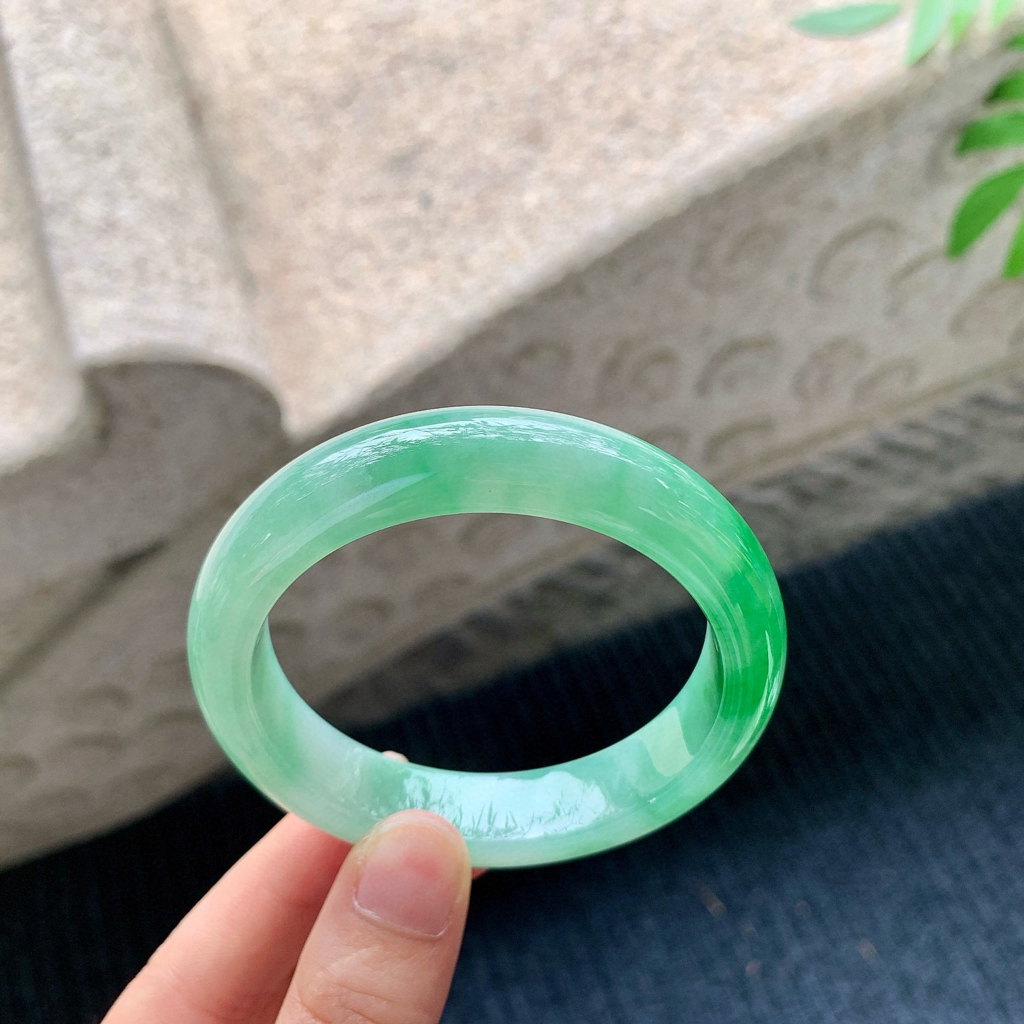 正圈53 54
【圈口】54/12.5/8.3
【描述】冰糯辣绿，水润，种老，细腻，无纹裂！