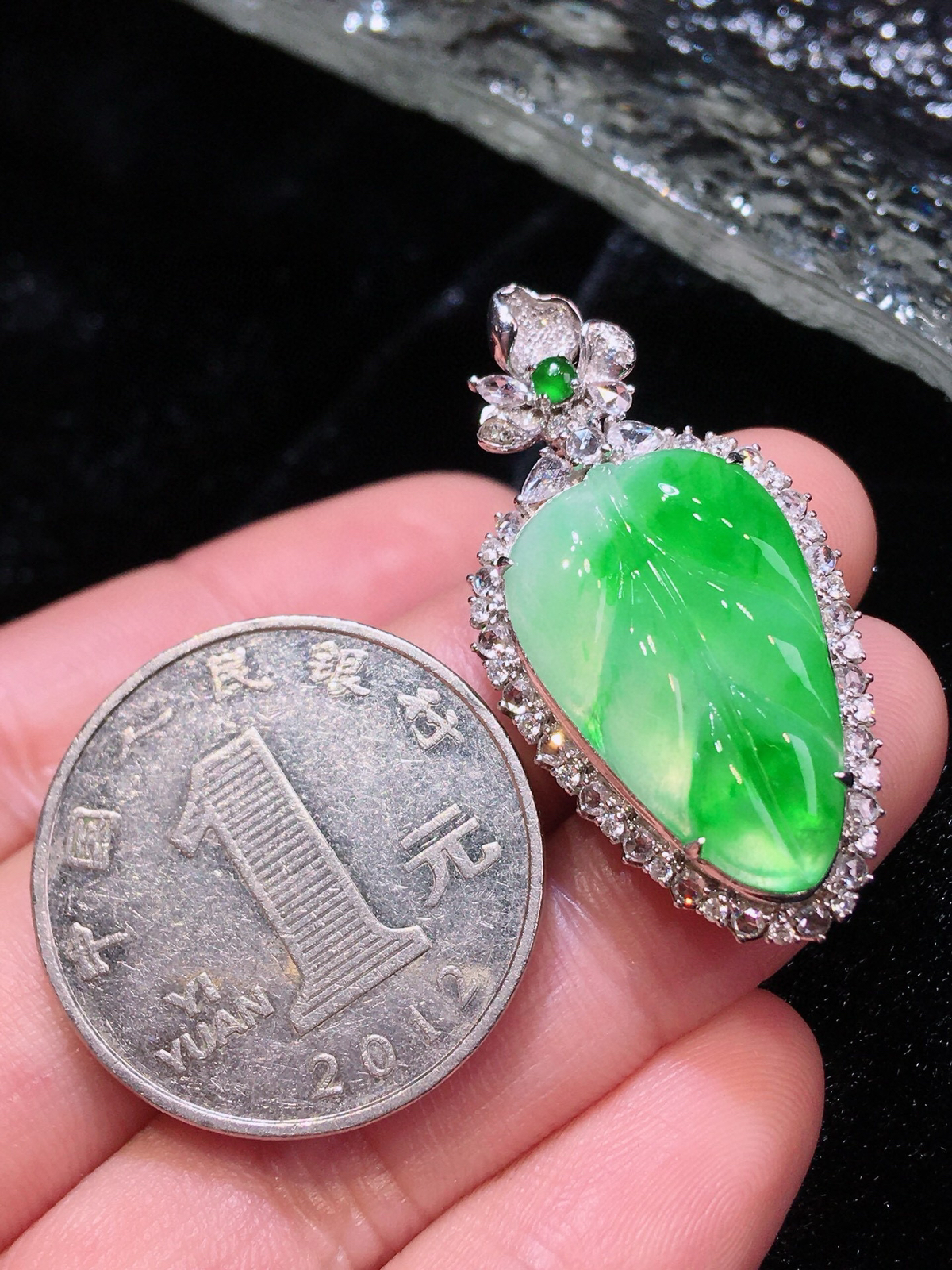 18K重金豪华镶嵌冰飘花树叶挂件