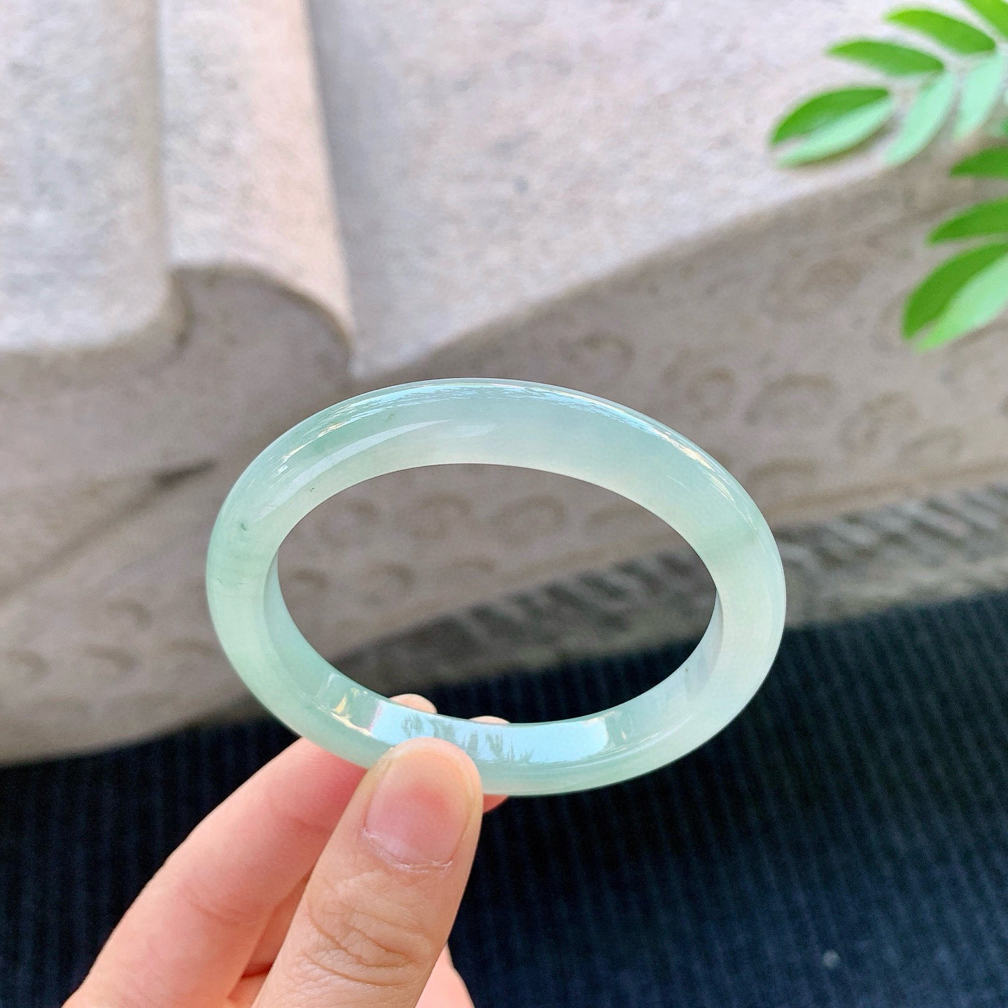 贵妃53 54
【圈口】54/48/9.2/7.4
【描述】糯冰晴绿，水润，种老，细腻，无纹裂！