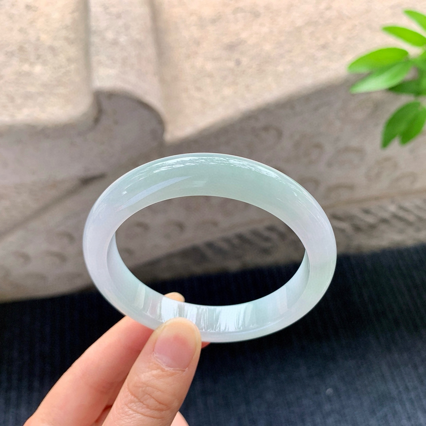 正圈56 57
【圈口】57/12/7.8
【描述】糯冰淡椿彩，水润，种老，细腻，无裂纹！