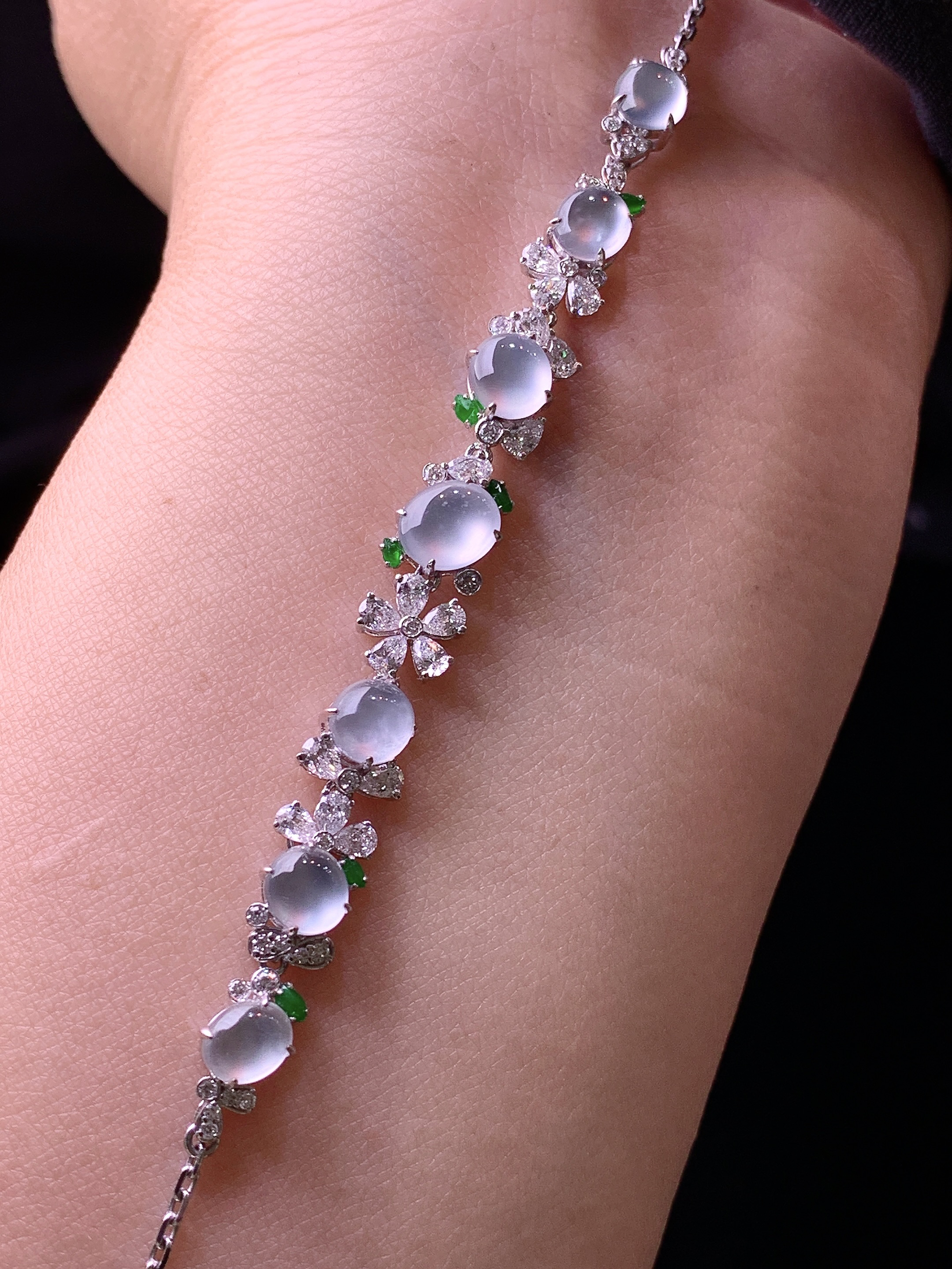 18k金钻镶嵌玻璃种蛋面手链 玉质细腻 色泽艳丽清新 水润亮眼 整体尺寸180*6.8*4.3m5