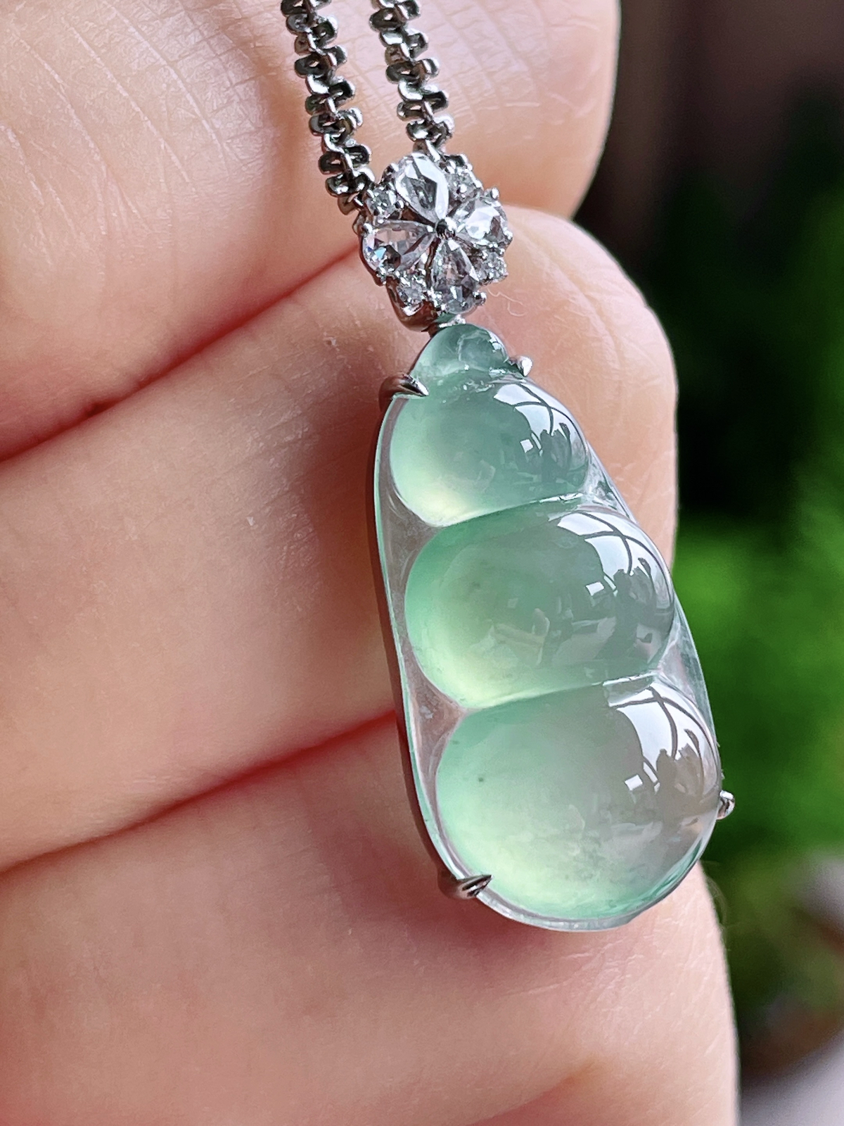 【镶嵌】冰晴绿豆子福豆吊坠  
【说明】缅料 18k金镶嵌 性价比高  
【整体】 29.4-12