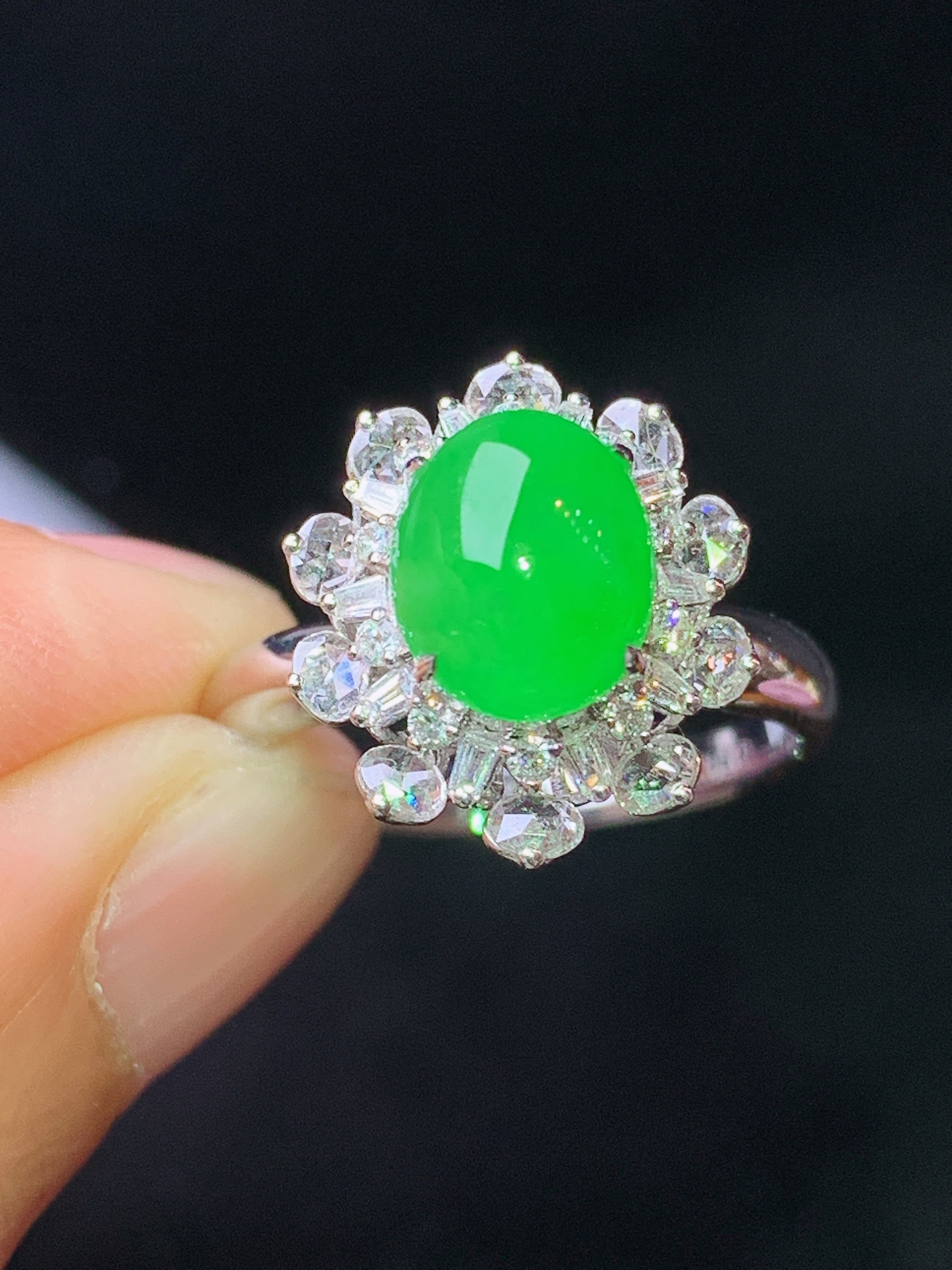 18k金钻镶嵌翠绿蛋面戒指 玉质细腻 色泽艳丽清新 水润亮眼 圈口14 整体尺寸14.8*13*11.5k1