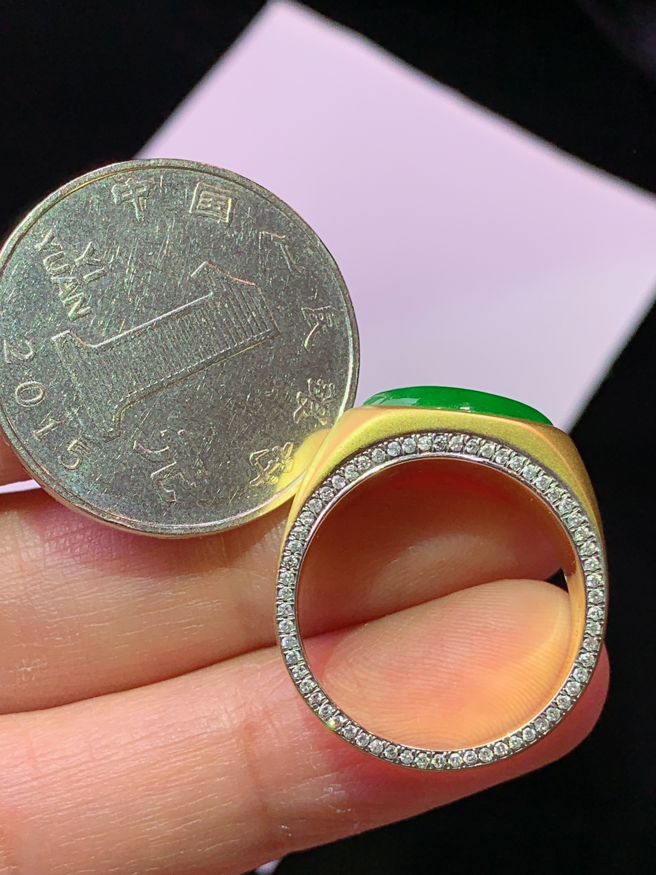 18k金钻镶嵌翠绿蛋面戒指 玉质细腻 色泽艳丽清新 水润亮眼 圈口15 裸石尺寸12.5*7.3*2.8m5