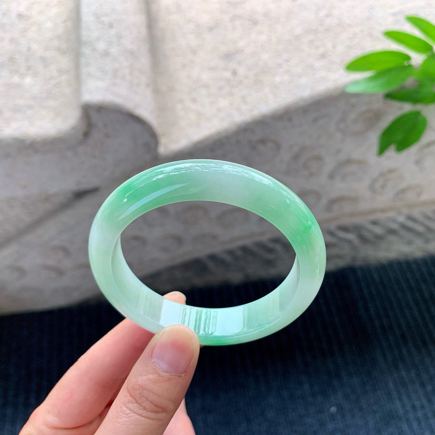 正圈54 55
【圈口】55.4/13.2/8
【描述】飘绿，水润，种老，细腻，无纹裂！