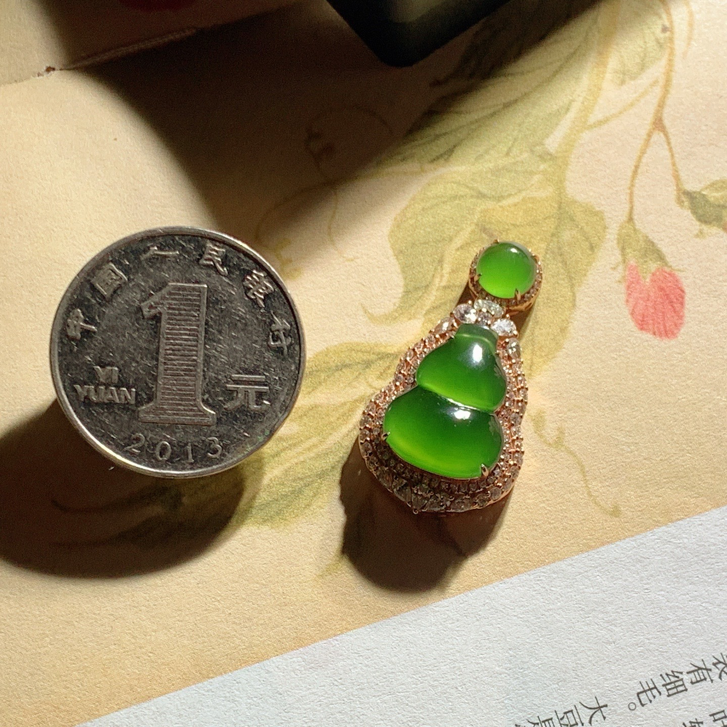 和田玉阳绿俄罗斯碧玉18k金猫眼葫芦挂件！尺寸31/16/8重3.5克 玉质细腻油润 底色纯净 脂粉好，品质好。lt260402