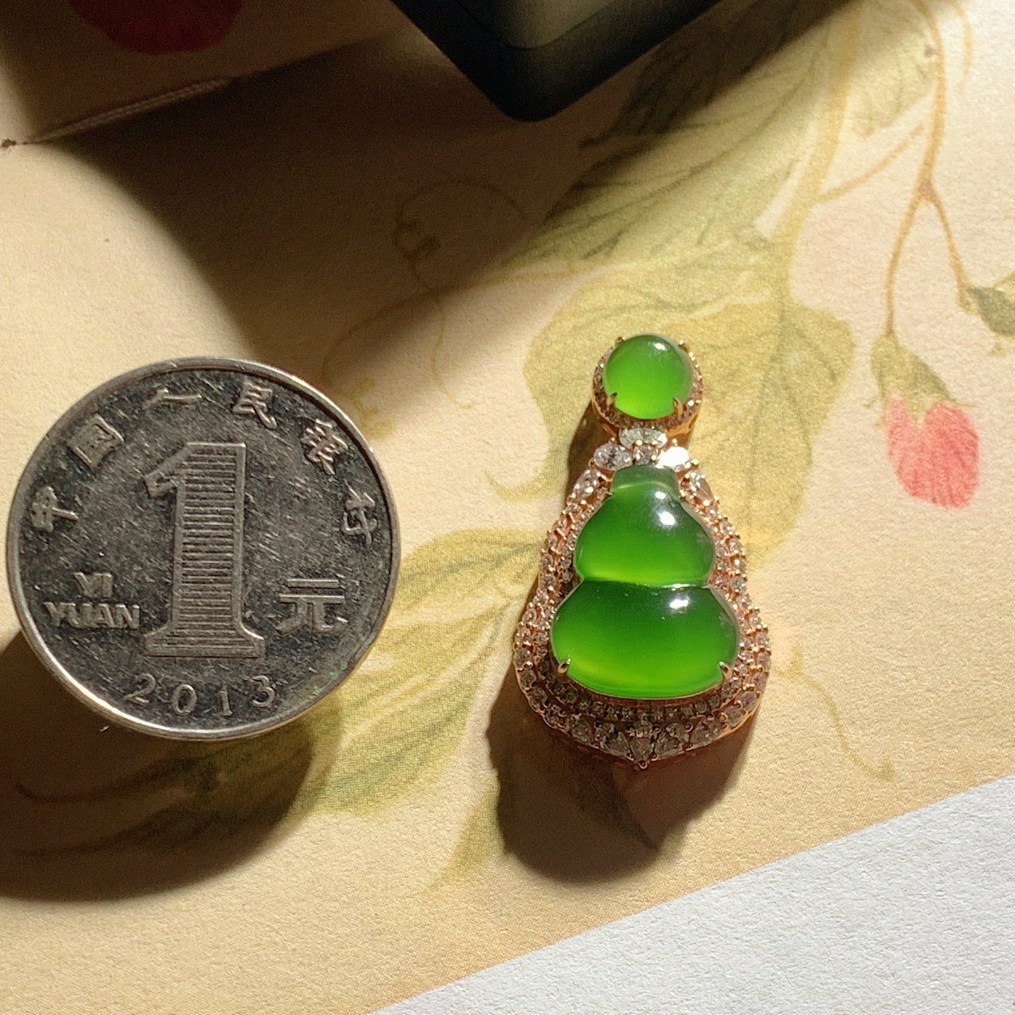 和田玉阳绿俄罗斯碧玉18k金猫眼葫芦挂件！尺寸31/16/8重3.5克 玉质细腻油润 底色纯净 脂粉好，品质好。lt260402